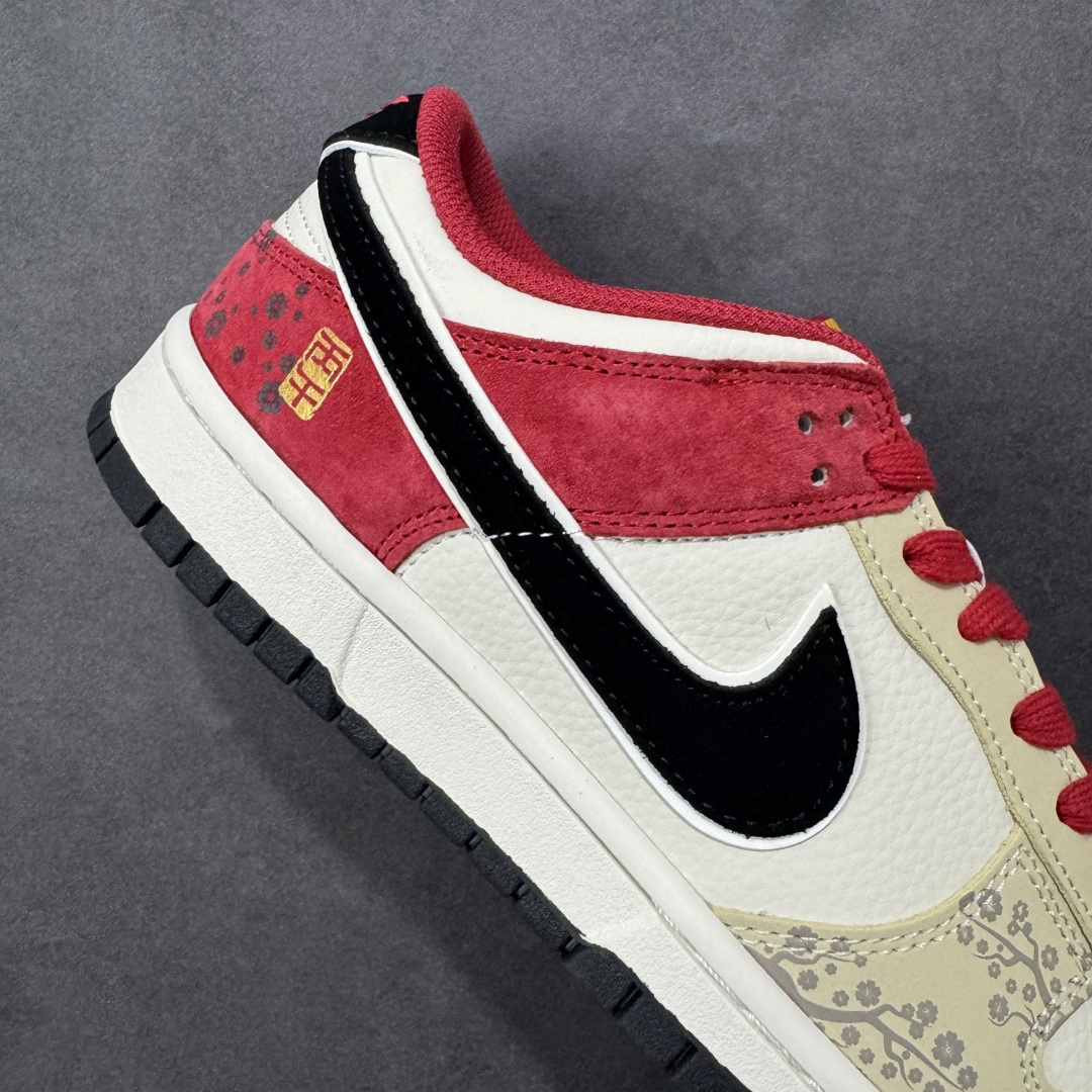 图片[6]-【定制版】梅开马年 潮履上新SB DUNK LOW 以红黑米撞色呈现复古质感，麂皮与皮革拼接层次丰富，梅花印花与小马挂饰点明马年主题，鞋身“马”字印章暗藏巧思。低帮鞋型显利落干练，软弹中底提升上脚舒适度，透气孔设计告别闷脚，新年走亲访友、潮拍打卡都适配，国风与街头感完美融合，是马年吸睛利器。 货号：DN3168-027 尺码：36 36.5 37.5 38 38.5 39 40 40.5 41 42 42.5 43 44 44.5 45-选品中心