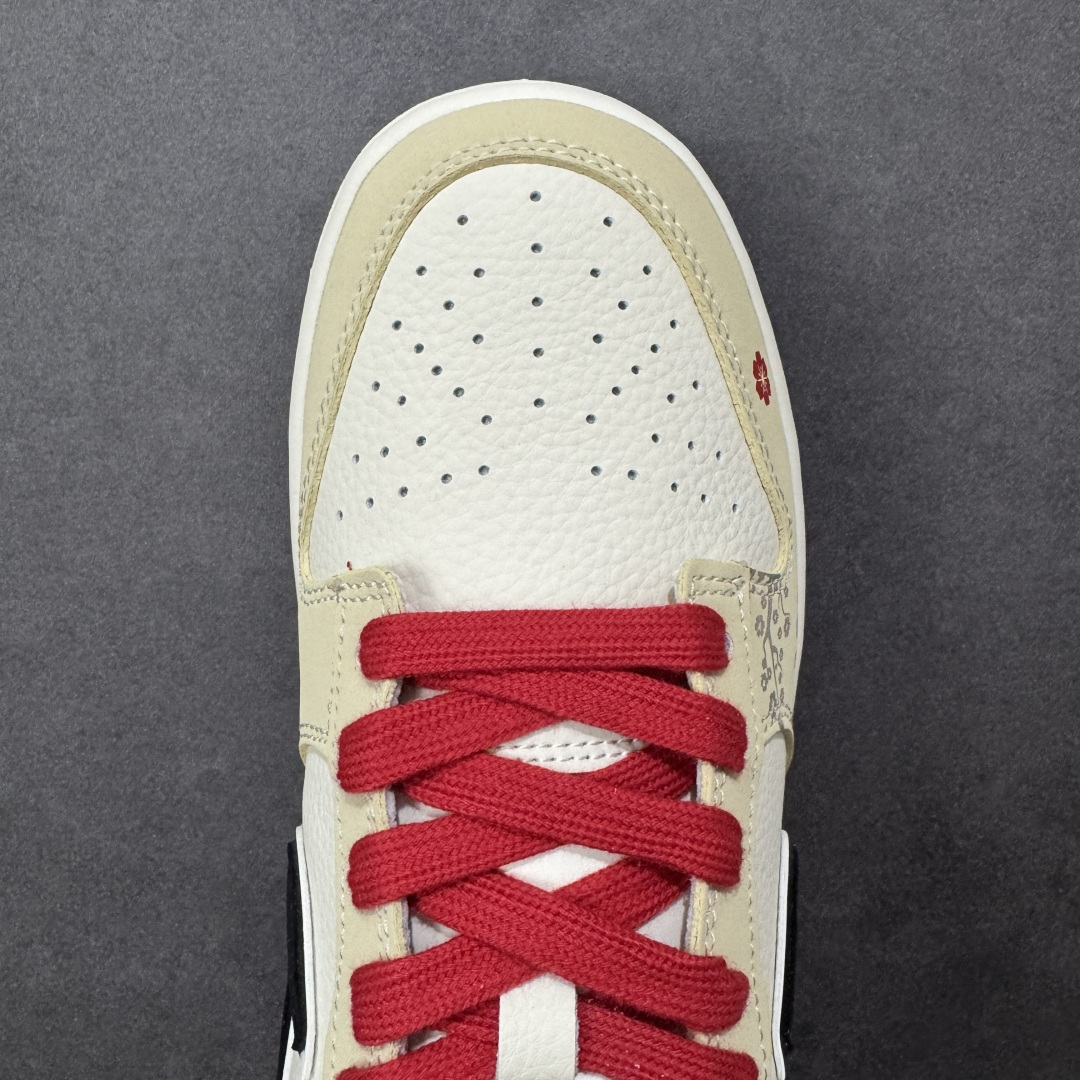 图片[8]-【定制版】梅开马年 潮履上新SB DUNK LOW 以红黑米撞色呈现复古质感，麂皮与皮革拼接层次丰富，梅花印花与小马挂饰点明马年主题，鞋身“马”字印章暗藏巧思。低帮鞋型显利落干练，软弹中底提升上脚舒适度，透气孔设计告别闷脚，新年走亲访友、潮拍打卡都适配，国风与街头感完美融合，是马年吸睛利器。 货号：DN3168-027 尺码：36 36.5 37.5 38 38.5 39 40 40.5 41 42 42.5 43 44 44.5 45-选品中心