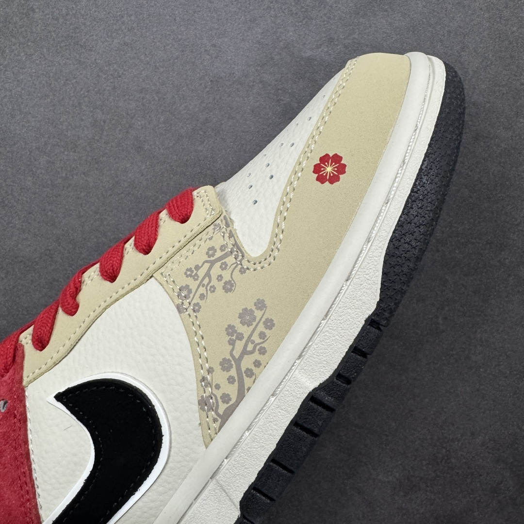 图片[5]-【定制版】梅开马年 潮履上新SB DUNK LOW 以红黑米撞色呈现复古质感，麂皮与皮革拼接层次丰富，梅花印花与小马挂饰点明马年主题，鞋身“马”字印章暗藏巧思。低帮鞋型显利落干练，软弹中底提升上脚舒适度，透气孔设计告别闷脚，新年走亲访友、潮拍打卡都适配，国风与街头感完美融合，是马年吸睛利器。 货号：DN3168-027 尺码：36 36.5 37.5 38 38.5 39 40 40.5 41 42 42.5 43 44 44.5 45-选品中心