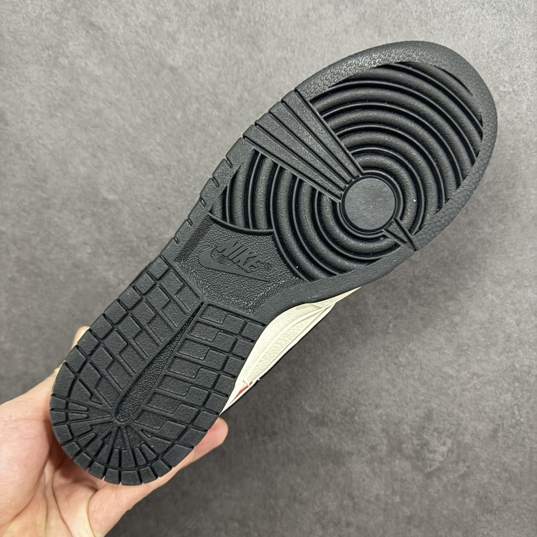 图片[9]-【定制版】梅开马年 潮履上新SB DUNK LOW 以红黑米撞色呈现复古质感，麂皮与皮革拼接层次丰富，梅花印花与小马挂饰点明马年主题，鞋身“马”字印章暗藏巧思。低帮鞋型显利落干练，软弹中底提升上脚舒适度，透气孔设计告别闷脚，新年走亲访友、潮拍打卡都适配，国风与街头感完美融合，是马年吸睛利器。 货号：DN3168-027 尺码：36 36.5 37.5 38 38.5 39 40 40.5 41 42 42.5 43 44 44.5 45-选品中心