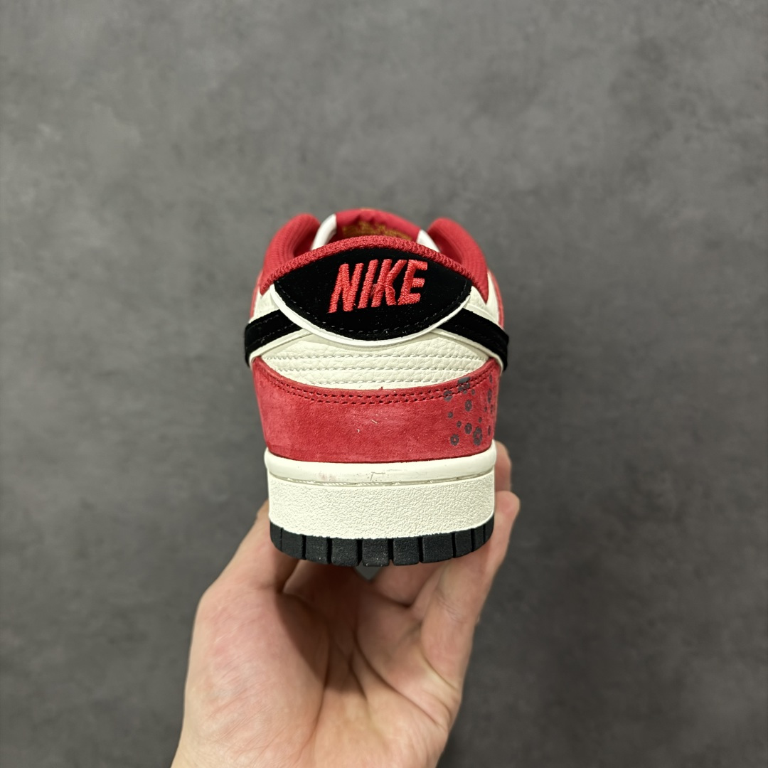 图片[4]-【定制版】梅开马年 潮履上新SB DUNK LOW 以红黑米撞色呈现复古质感，麂皮与皮革拼接层次丰富，梅花印花与小马挂饰点明马年主题，鞋身“马”字印章暗藏巧思。低帮鞋型显利落干练，软弹中底提升上脚舒适度，透气孔设计告别闷脚，新年走亲访友、潮拍打卡都适配，国风与街头感完美融合，是马年吸睛利器。 货号：DN3168-027 尺码：36 36.5 37.5 38 38.5 39 40 40.5 41 42 42.5 43 44 44.5 45-选品中心