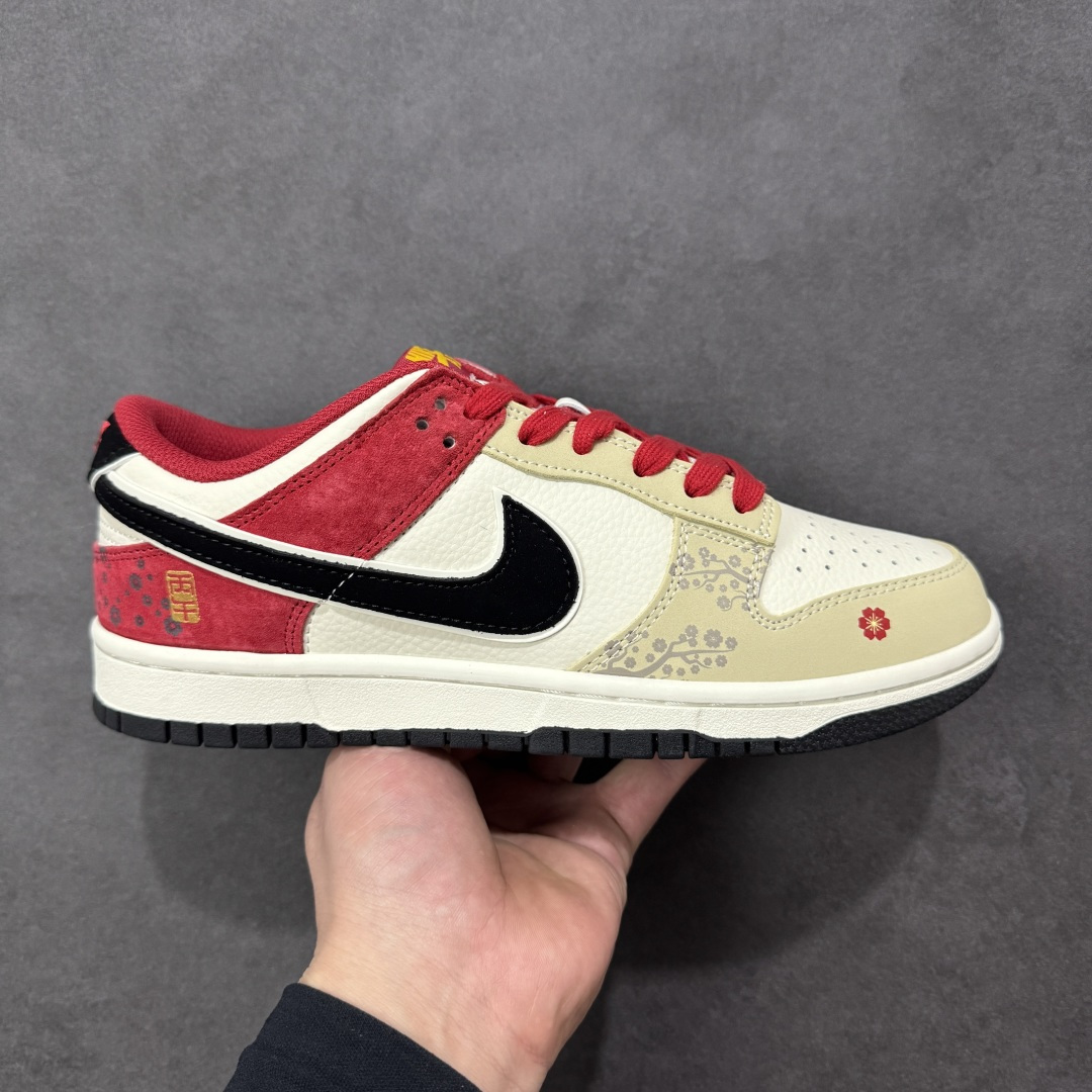【定制版】梅开马年 潮履上新SB DUNK LOW 以红黑米撞色呈现复古质感，麂皮与皮革拼接层次丰富，梅花印花与小马挂饰点明马年主题，鞋身“马”字印章暗藏巧思。低帮鞋型显利落干练，软弹中底提升上脚舒适度，透气孔设计告别闷脚，新年走亲访友、潮拍打卡都适配，国风与街头感完美融合，是马年吸睛利器。 货号：DN3168-027 尺码：36 36.5 37.5 38 38.5 39 40 40.5 41 42 42.5 43 44 44.5 45-选品中心