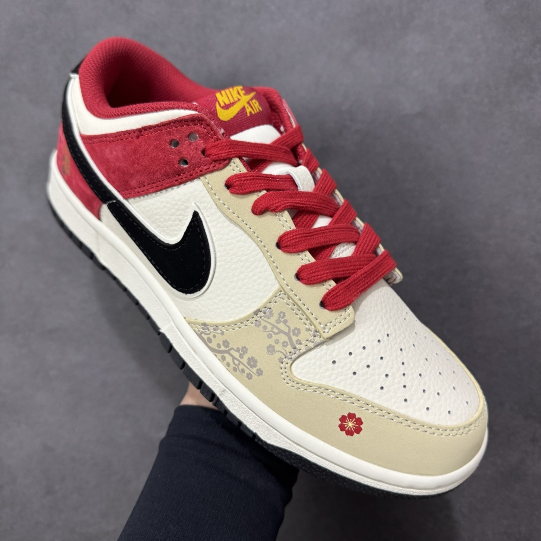 图片[3]-【定制版】梅开马年 潮履上新SB DUNK LOW 以红黑米撞色呈现复古质感，麂皮与皮革拼接层次丰富，梅花印花与小马挂饰点明马年主题，鞋身“马”字印章暗藏巧思。低帮鞋型显利落干练，软弹中底提升上脚舒适度，透气孔设计告别闷脚，新年走亲访友、潮拍打卡都适配，国风与街头感完美融合，是马年吸睛利器。 货号：DN3168-027 尺码：36 36.5 37.5 38 38.5 39 40 40.5 41 42 42.5 43 44 44.5 45-选品中心