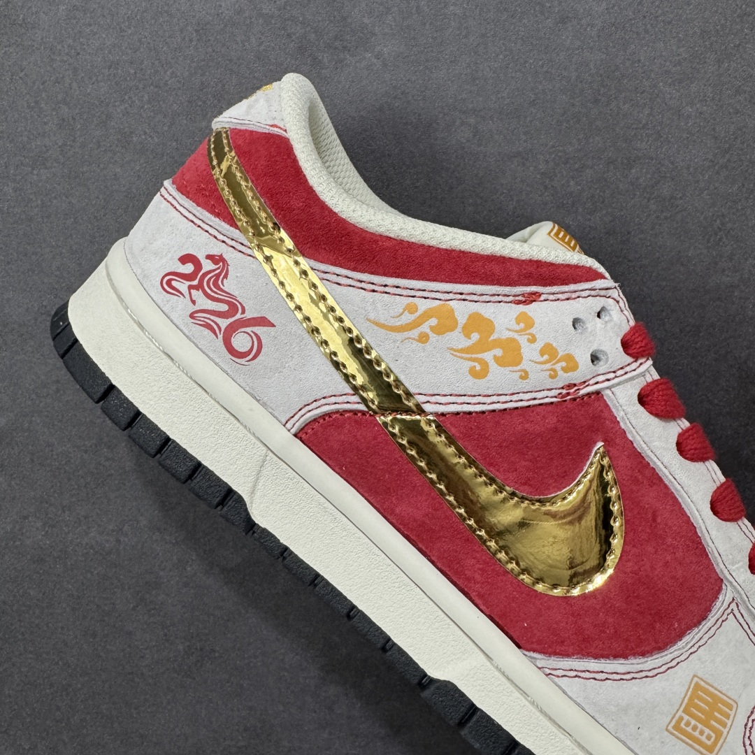 图片[6]-【定制版】马年开运 潮鞋登场SB DUNK LOW 以红白金撞色呼应2026丙午马年主题，麂皮拼接打造细腻质感，金色祥云印花与小马挂饰细节拉满，鞋身“马”字印章点明专属身份。低帮鞋型显脚瘦利落，软弹中底加持缓震脚感，透气孔设计兼顾舒适，无论是新年走亲访友还是街头出街，都能让你红运与潮感兼备，轻松拿捏马年氛围感穿搭。 货号：DN3168-036 尺码：36 36.5 37.5 38 38.5 39 40 40.5 41 42 42.5 43 44 44.5 45-选品中心