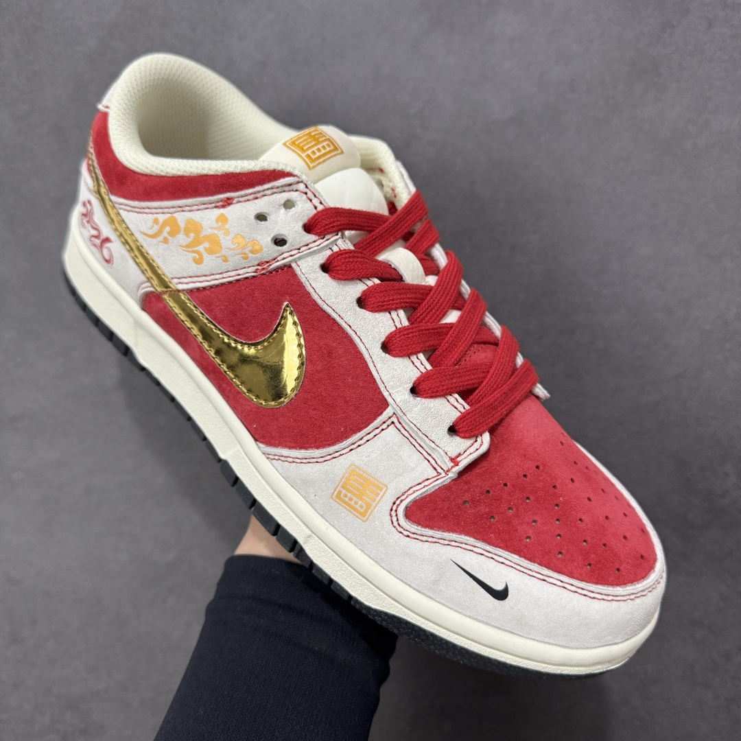 图片[3]-【定制版】马年开运 潮鞋登场SB DUNK LOW 以红白金撞色呼应2026丙午马年主题，麂皮拼接打造细腻质感，金色祥云印花与小马挂饰细节拉满，鞋身“马”字印章点明专属身份。低帮鞋型显脚瘦利落，软弹中底加持缓震脚感，透气孔设计兼顾舒适，无论是新年走亲访友还是街头出街，都能让你红运与潮感兼备，轻松拿捏马年氛围感穿搭。 货号：DN3168-036 尺码：36 36.5 37.5 38 38.5 39 40 40.5 41 42 42.5 43 44 44.5 45-选品中心