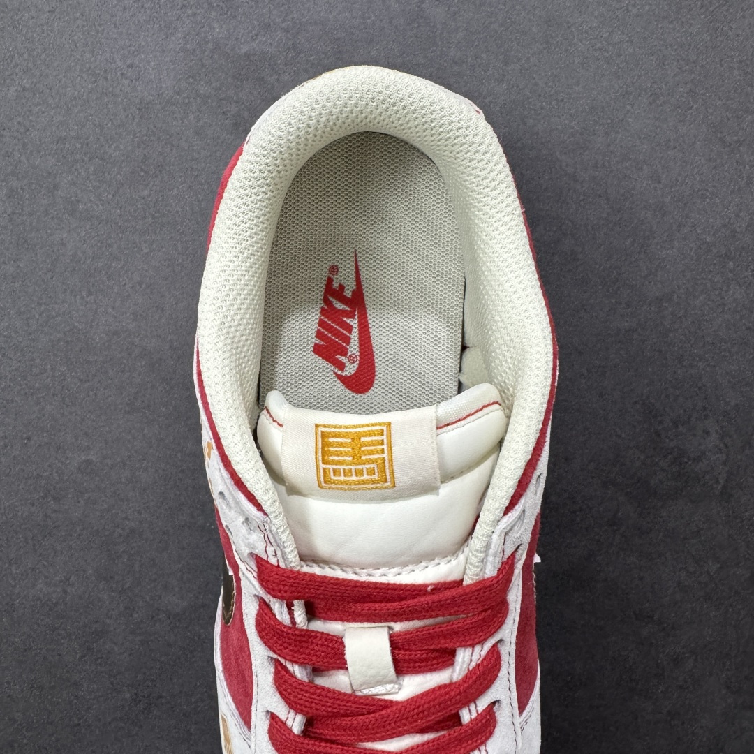 图片[7]-【定制版】马年开运 潮鞋登场SB DUNK LOW 以红白金撞色呼应2026丙午马年主题，麂皮拼接打造细腻质感，金色祥云印花与小马挂饰细节拉满，鞋身“马”字印章点明专属身份。低帮鞋型显脚瘦利落，软弹中底加持缓震脚感，透气孔设计兼顾舒适，无论是新年走亲访友还是街头出街，都能让你红运与潮感兼备，轻松拿捏马年氛围感穿搭。 货号：DN3168-036 尺码：36 36.5 37.5 38 38.5 39 40 40.5 41 42 42.5 43 44 44.5 45-选品中心