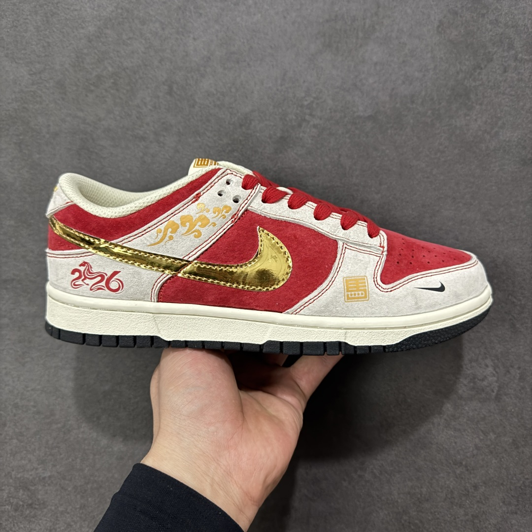 【定制版】马年开运 潮鞋登场SB DUNK LOW 以红白金撞色呼应2026丙午马年主题，麂皮拼接打造细腻质感，金色祥云印花与小马挂饰细节拉满，鞋身“马”字印章点明专属身份。低帮鞋型显脚瘦利落，软弹中底加持缓震脚感，透气孔设计兼顾舒适，无论是新年走亲访友还是街头出街，都能让你红运与潮感兼备，轻松拿捏马年氛围感穿搭。 货号：DN3168-036 尺码：36 36.5 37.5 38 38.5 39 40 40.5 41 42 42.5 43 44 44.5 45-选品中心