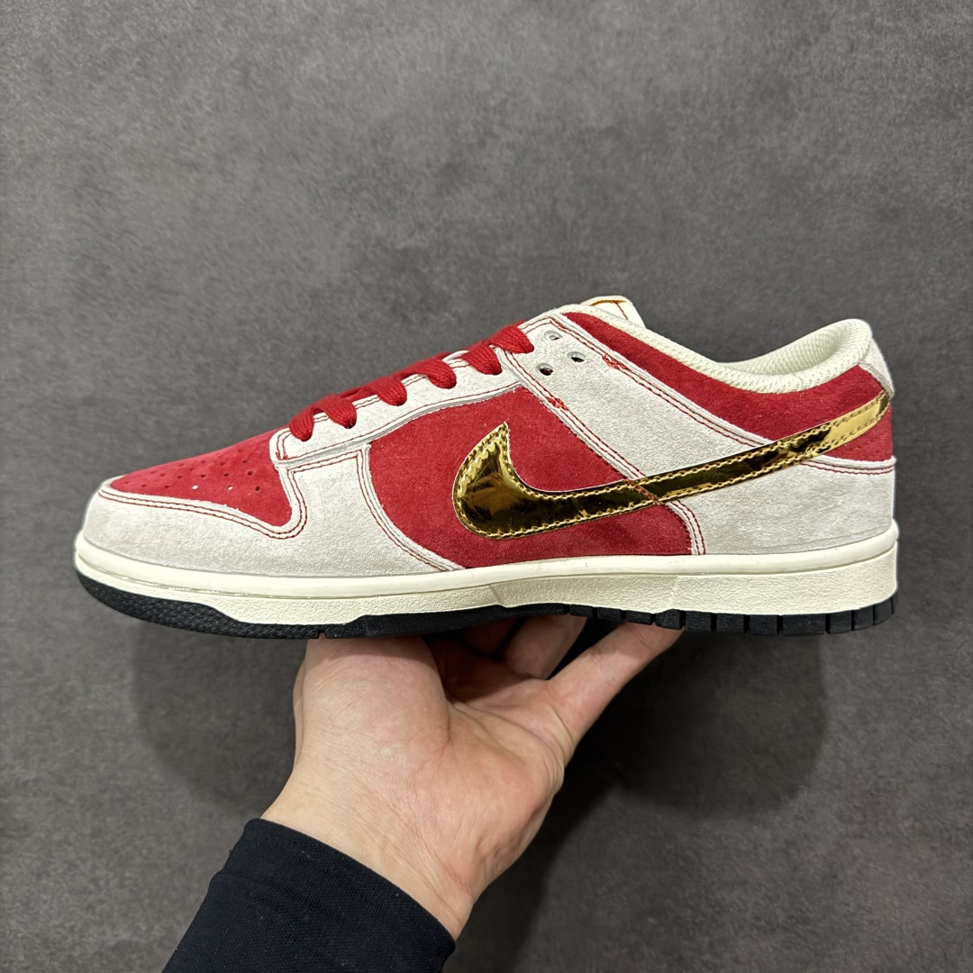 图片[2]-【定制版】马年开运 潮鞋登场SB DUNK LOW 以红白金撞色呼应2026丙午马年主题，麂皮拼接打造细腻质感，金色祥云印花与小马挂饰细节拉满，鞋身“马”字印章点明专属身份。低帮鞋型显脚瘦利落，软弹中底加持缓震脚感，透气孔设计兼顾舒适，无论是新年走亲访友还是街头出街，都能让你红运与潮感兼备，轻松拿捏马年氛围感穿搭。 货号：DN3168-036 尺码：36 36.5 37.5 38 38.5 39 40 40.5 41 42 42.5 43 44 44.5 45-选品中心