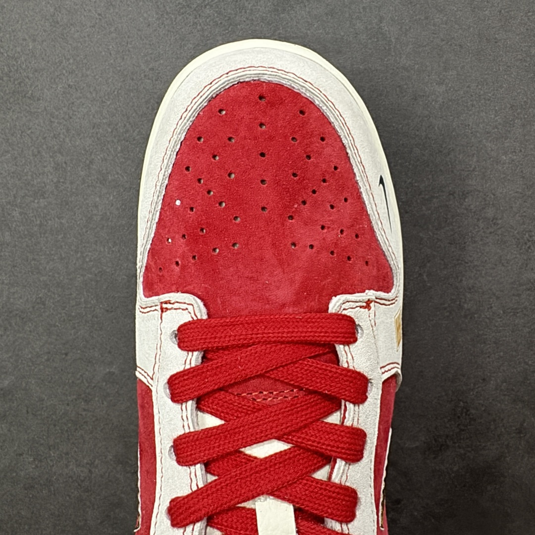 图片[8]-【定制版】马年开运 潮鞋登场SB DUNK LOW 以红白金撞色呼应2026丙午马年主题，麂皮拼接打造细腻质感，金色祥云印花与小马挂饰细节拉满，鞋身“马”字印章点明专属身份。低帮鞋型显脚瘦利落，软弹中底加持缓震脚感，透气孔设计兼顾舒适，无论是新年走亲访友还是街头出街，都能让你红运与潮感兼备，轻松拿捏马年氛围感穿搭。 货号：DN3168-036 尺码：36 36.5 37.5 38 38.5 39 40 40.5 41 42 42.5 43 44 44.5 45-选品中心