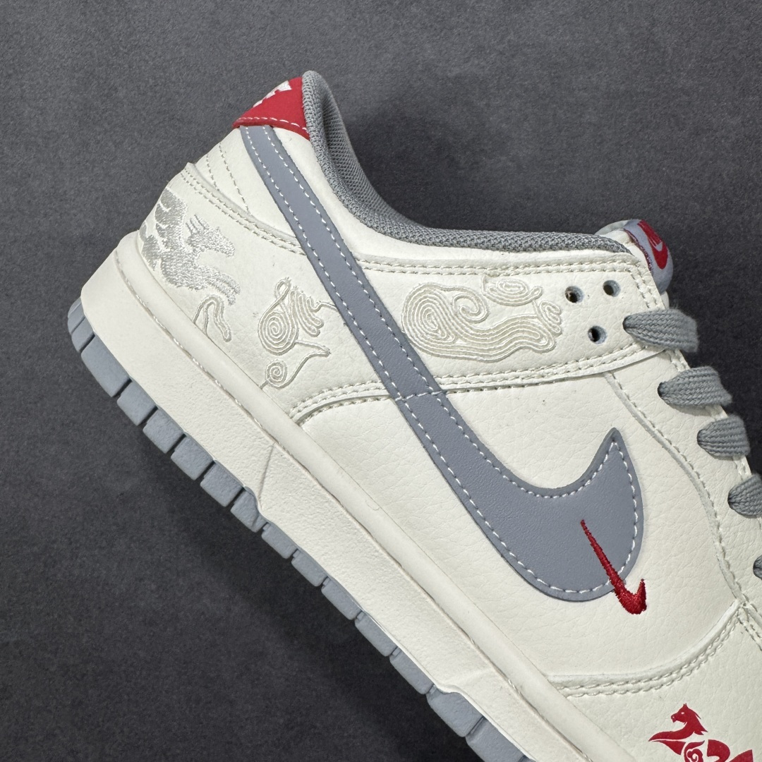 图片[6]-【定制版】2026新款定制Nike SB Dunk Low“马年联名限定——白灰中国风”✨ 2026马年专属限定，米白+烟灰的低饱和配色，温柔又高级，自带国风滤镜！鞋身满印祥云奔马刺绣，鞋侧“2026”字样点缀，红勾Logo点睛，把新年仪式感穿在脚上。 #高端定制 低帮休闲板鞋 定制鞋盒 大厂纯原品质出货 超高清洁度 皮料切割干净无任何毛边 细节完美 货号：FF9989-024 尺码：36 36.5 37.5 38 38.5 39 40 40.5 41 42 42.5 43 44 44.5 45-选品中心