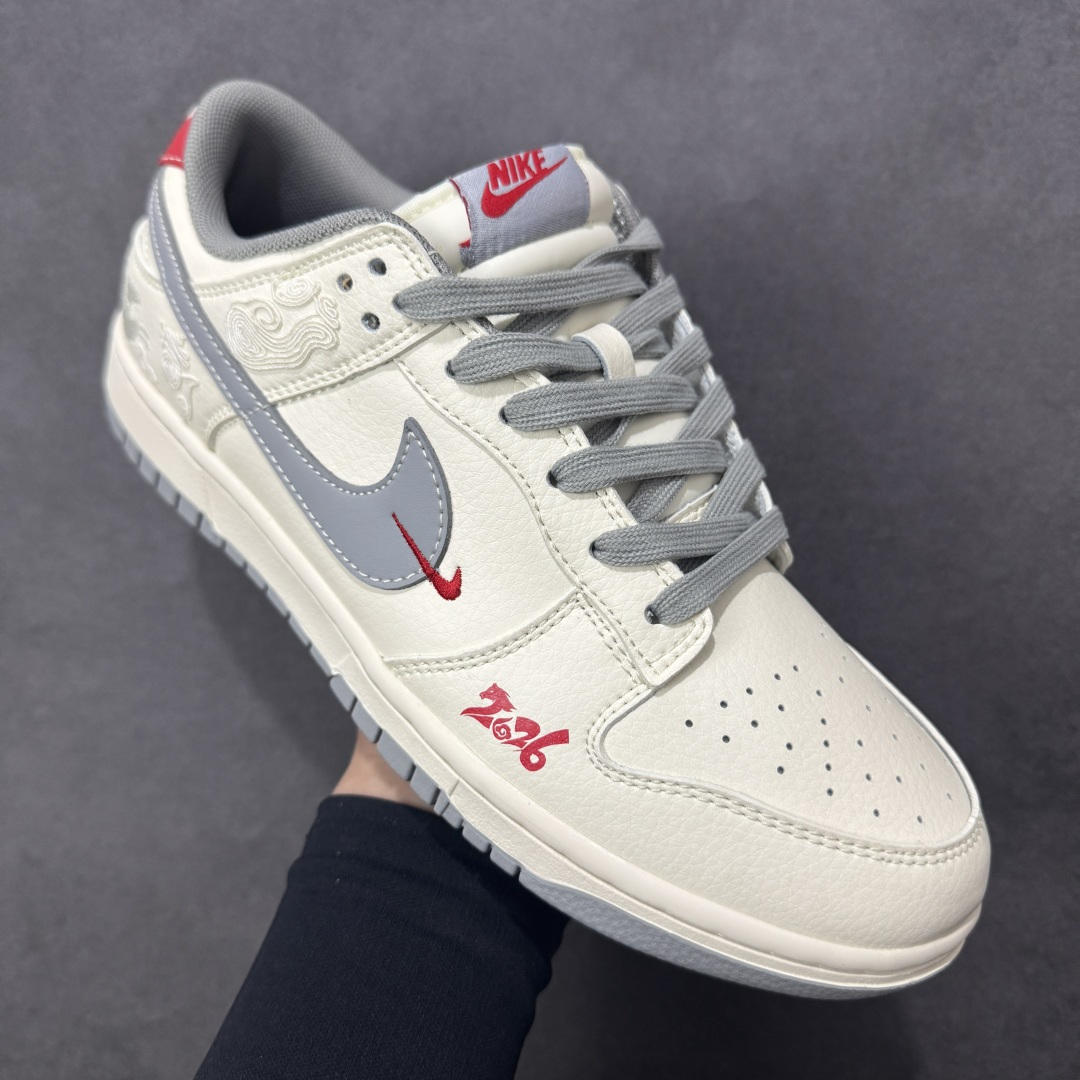 图片[3]-【定制版】2026新款定制Nike SB Dunk Low“马年联名限定——白灰中国风”✨ 2026马年专属限定，米白+烟灰的低饱和配色，温柔又高级，自带国风滤镜！鞋身满印祥云奔马刺绣，鞋侧“2026”字样点缀，红勾Logo点睛，把新年仪式感穿在脚上。 #高端定制 低帮休闲板鞋 定制鞋盒 大厂纯原品质出货 超高清洁度 皮料切割干净无任何毛边 细节完美 货号：FF9989-024 尺码：36 36.5 37.5 38 38.5 39 40 40.5 41 42 42.5 43 44 44.5 45-选品中心