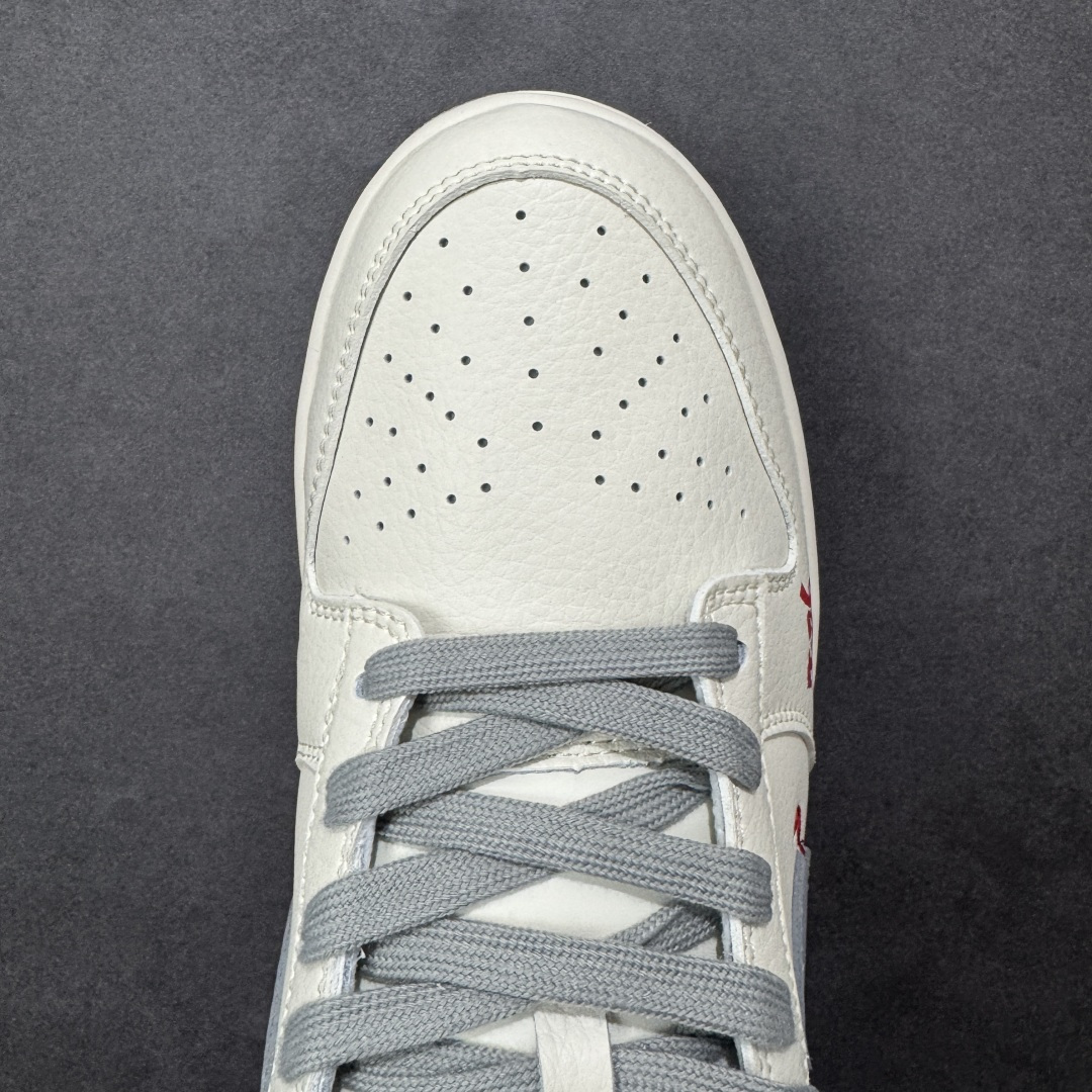 图片[8]-【定制版】2026新款定制Nike SB Dunk Low“马年联名限定——白灰中国风”✨ 2026马年专属限定，米白+烟灰的低饱和配色，温柔又高级，自带国风滤镜！鞋身满印祥云奔马刺绣，鞋侧“2026”字样点缀，红勾Logo点睛，把新年仪式感穿在脚上。 #高端定制 低帮休闲板鞋 定制鞋盒 大厂纯原品质出货 超高清洁度 皮料切割干净无任何毛边 细节完美 货号：FF9989-024 尺码：36 36.5 37.5 38 38.5 39 40 40.5 41 42 42.5 43 44 44.5 45-选品中心
