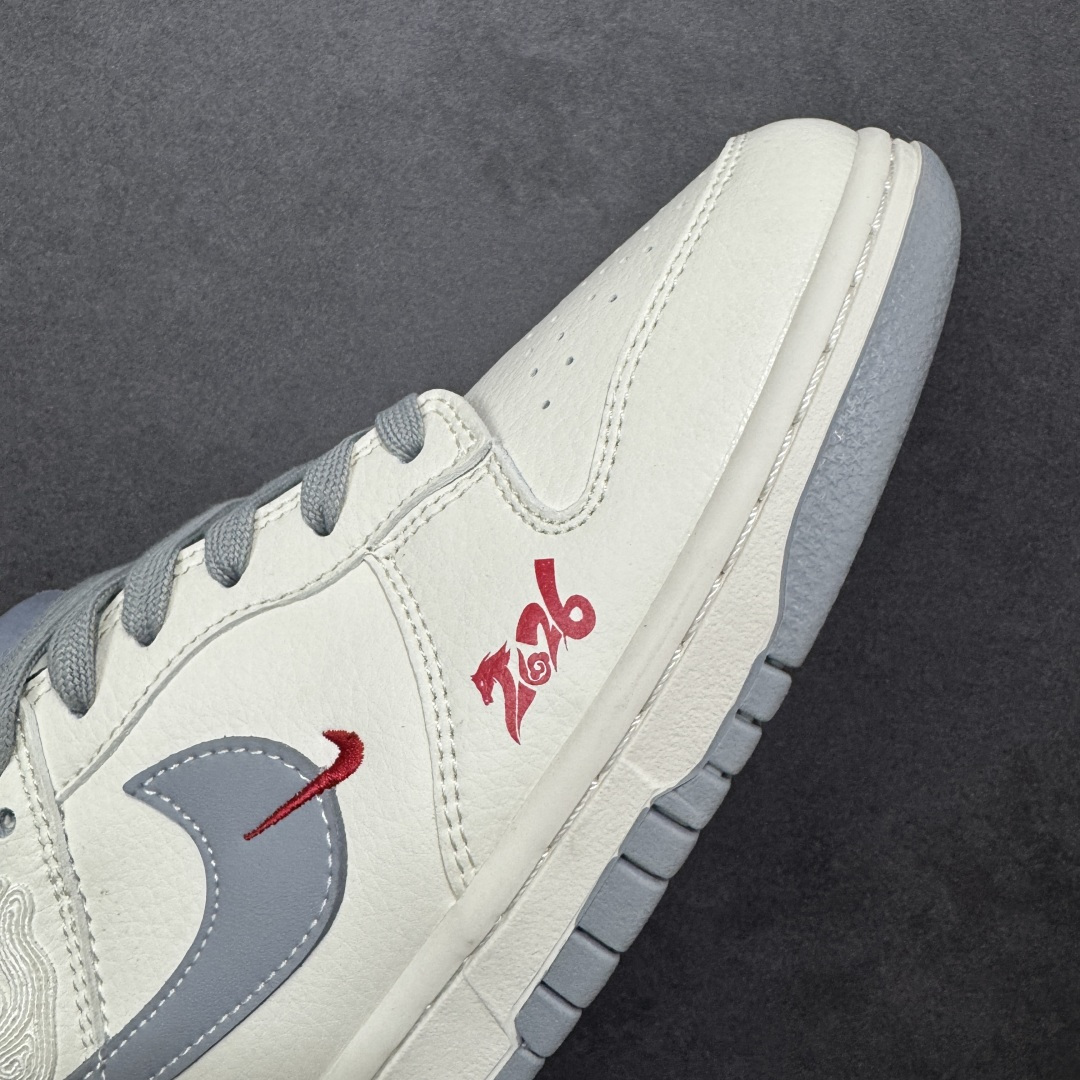 图片[5]-【定制版】2026新款定制Nike SB Dunk Low“马年联名限定——白灰中国风”✨ 2026马年专属限定，米白+烟灰的低饱和配色，温柔又高级，自带国风滤镜！鞋身满印祥云奔马刺绣，鞋侧“2026”字样点缀，红勾Logo点睛，把新年仪式感穿在脚上。 #高端定制 低帮休闲板鞋 定制鞋盒 大厂纯原品质出货 超高清洁度 皮料切割干净无任何毛边 细节完美 货号：FF9989-024 尺码：36 36.5 37.5 38 38.5 39 40 40.5 41 42 42.5 43 44 44.5 45-选品中心