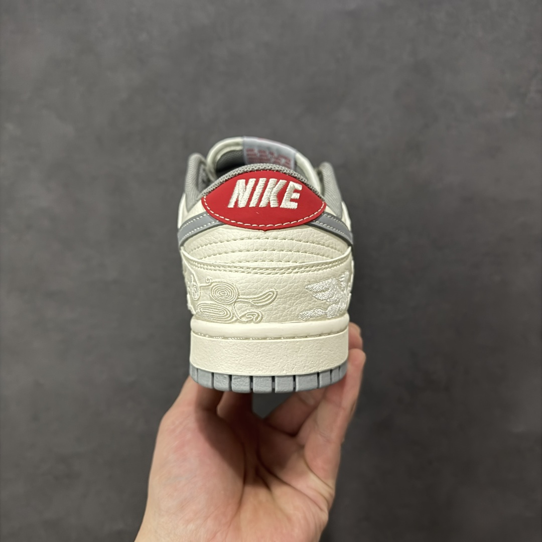 图片[4]-【定制版】2026新款定制Nike SB Dunk Low“马年联名限定——白灰中国风”✨ 2026马年专属限定，米白+烟灰的低饱和配色，温柔又高级，自带国风滤镜！鞋身满印祥云奔马刺绣，鞋侧“2026”字样点缀，红勾Logo点睛，把新年仪式感穿在脚上。 #高端定制 低帮休闲板鞋 定制鞋盒 大厂纯原品质出货 超高清洁度 皮料切割干净无任何毛边 细节完美 货号：FF9989-024 尺码：36 36.5 37.5 38 38.5 39 40 40.5 41 42 42.5 43 44 44.5 45-选品中心