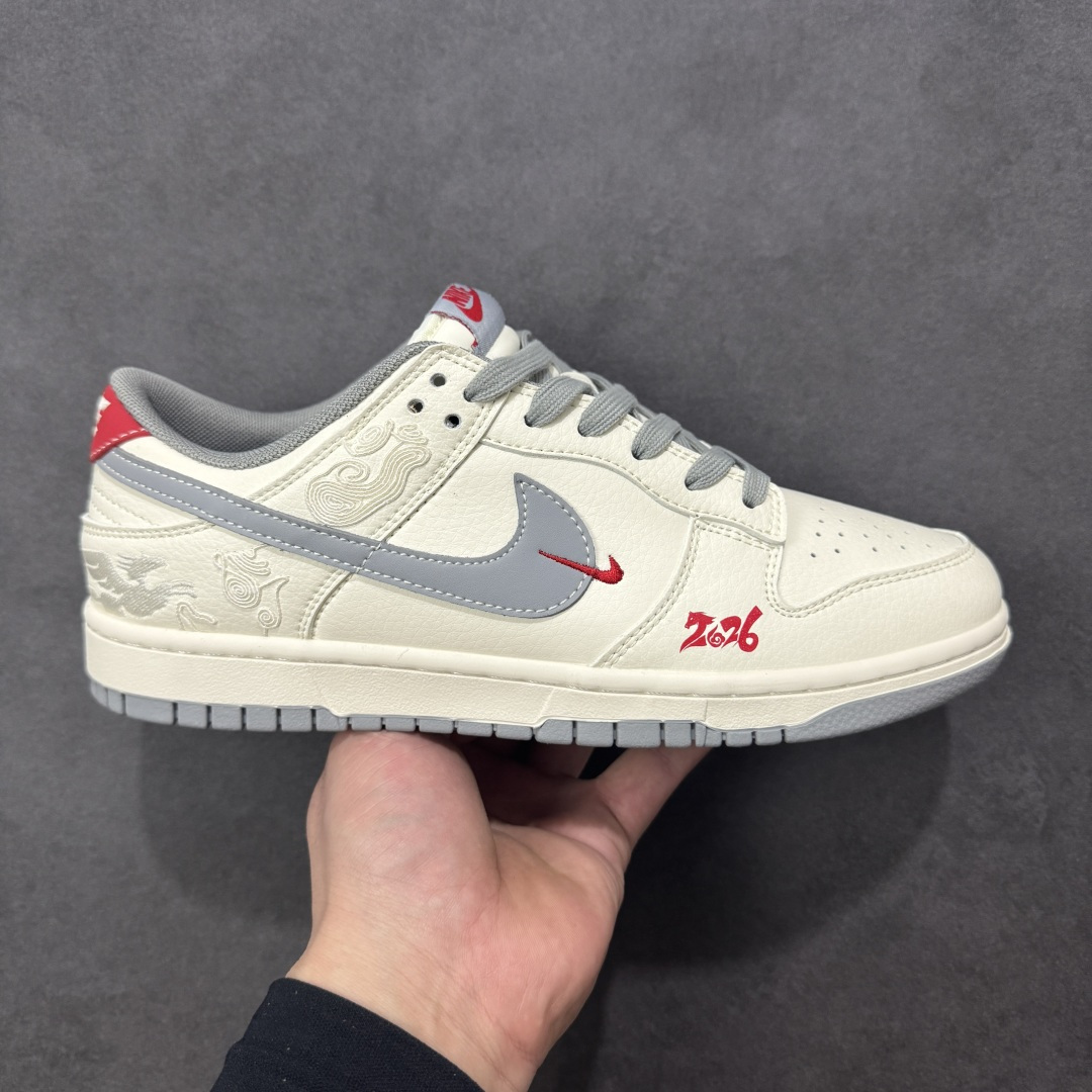【定制版】2026新款定制Nike SB Dunk Low“马年联名限定------白灰中国风”✨ 2026马年专属限定，米白+烟灰的低饱和配色，温柔又高级，自带国风滤镜！鞋身满印祥云奔马刺绣，鞋侧“2026”字样点缀，红勾Logo点睛，把新年仪式感穿在脚上。 #高端定制 低帮休闲板鞋 定制鞋盒 大厂纯原品质出货 超高清洁度 皮料切割干净无任何毛边 细节完美 货号：FF9989-024 尺码：36 36.5 37.5 38 38.5 39 40 40.5 41 42 42.5 43 44 44.5 45-选品中心