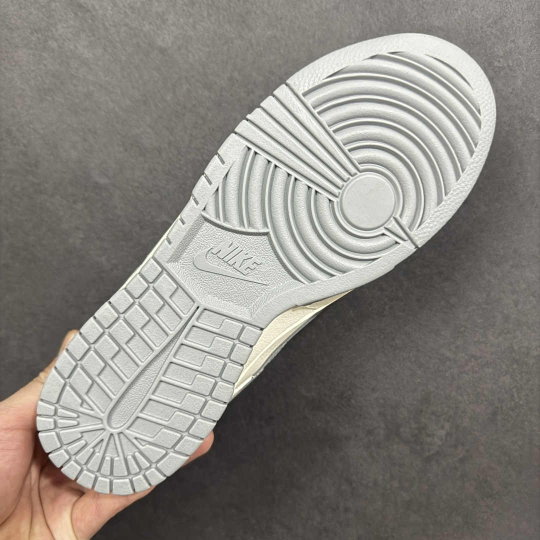 图片[9]-【定制版】2026新款定制Nike SB Dunk Low“马年联名限定——白灰中国风”✨ 2026马年专属限定，米白+烟灰的低饱和配色，温柔又高级，自带国风滤镜！鞋身满印祥云奔马刺绣，鞋侧“2026”字样点缀，红勾Logo点睛，把新年仪式感穿在脚上。 #高端定制 低帮休闲板鞋 定制鞋盒 大厂纯原品质出货 超高清洁度 皮料切割干净无任何毛边 细节完美 货号：FF9989-024 尺码：36 36.5 37.5 38 38.5 39 40 40.5 41 42 42.5 43 44 44.5 45-选品中心