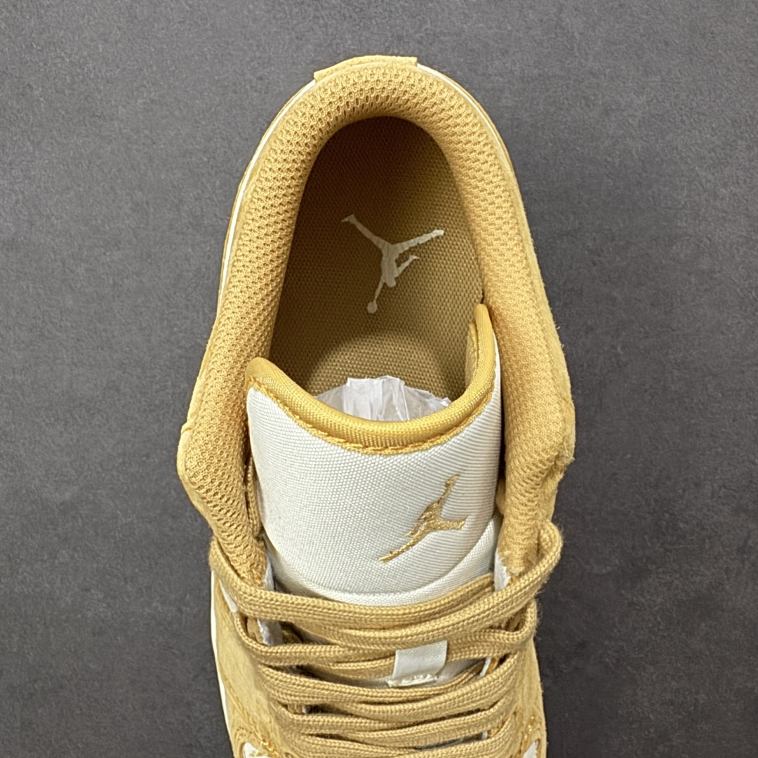 图片[7]-【定制版】2026新款定制限量发售高端定制Air Jordan 1 Low AJ1 乔1“马年限定联名——金棕麂皮” 鞋身刺绣骏马图腾+“马到功成”红绳挂饰，搭配萌趣小马挂件，新年氛围感拉满，招财金棕配色翻毛皮+荔枝纹皮革拼接，暖调金棕自带贵气，复古又吸睛 #定制鞋盒 高端定制 低帮休闲板鞋 定制鞋盒 大厂纯原品质出货 超高清洁度 皮料切割干净无任何毛边 细节完美 货号：DX6259-600 尺码：36 36.5 37.5 38 38.5 39 40 40.5 41 42 42.5 43 44 44.5 45-选品中心