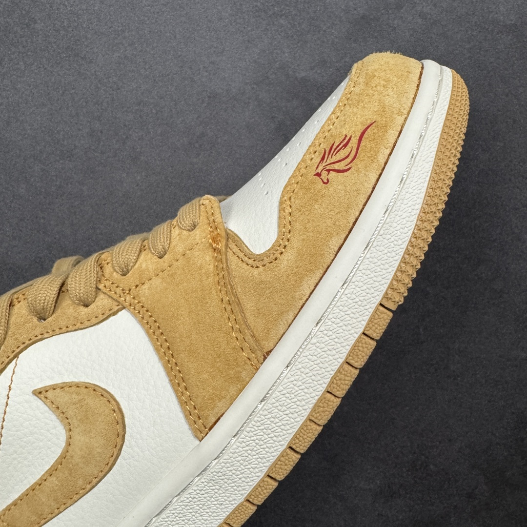图片[5]-【定制版】2026新款定制限量发售高端定制Air Jordan 1 Low AJ1 乔1“马年限定联名——金棕麂皮” 鞋身刺绣骏马图腾+“马到功成”红绳挂饰，搭配萌趣小马挂件，新年氛围感拉满，招财金棕配色翻毛皮+荔枝纹皮革拼接，暖调金棕自带贵气，复古又吸睛 #定制鞋盒 高端定制 低帮休闲板鞋 定制鞋盒 大厂纯原品质出货 超高清洁度 皮料切割干净无任何毛边 细节完美 货号：DX6259-600 尺码：36 36.5 37.5 38 38.5 39 40 40.5 41 42 42.5 43 44 44.5 45-选品中心