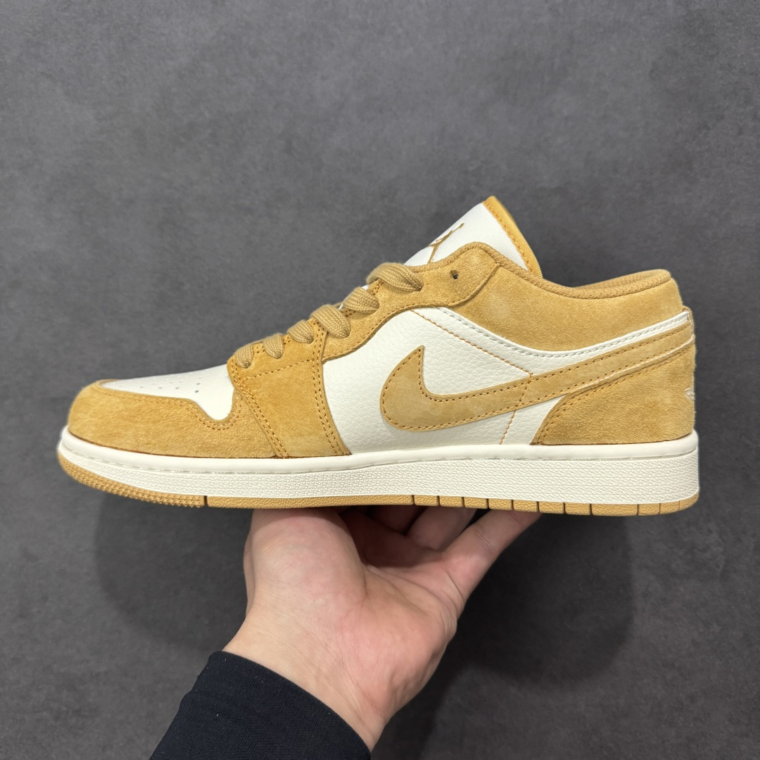 图片[2]-【定制版】2026新款定制限量发售高端定制Air Jordan 1 Low AJ1 乔1“马年限定联名——金棕麂皮” 鞋身刺绣骏马图腾+“马到功成”红绳挂饰，搭配萌趣小马挂件，新年氛围感拉满，招财金棕配色翻毛皮+荔枝纹皮革拼接，暖调金棕自带贵气，复古又吸睛 #定制鞋盒 高端定制 低帮休闲板鞋 定制鞋盒 大厂纯原品质出货 超高清洁度 皮料切割干净无任何毛边 细节完美 货号：DX6259-600 尺码：36 36.5 37.5 38 38.5 39 40 40.5 41 42 42.5 43 44 44.5 45-选品中心