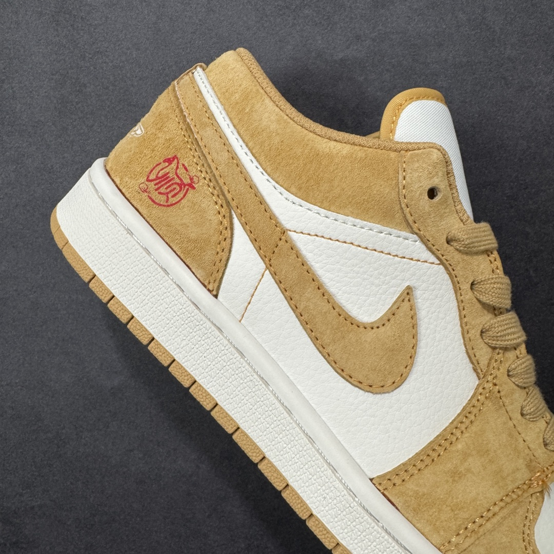 图片[6]-【定制版】2026新款定制限量发售高端定制Air Jordan 1 Low AJ1 乔1“马年限定联名——金棕麂皮” 鞋身刺绣骏马图腾+“马到功成”红绳挂饰，搭配萌趣小马挂件，新年氛围感拉满，招财金棕配色翻毛皮+荔枝纹皮革拼接，暖调金棕自带贵气，复古又吸睛 #定制鞋盒 高端定制 低帮休闲板鞋 定制鞋盒 大厂纯原品质出货 超高清洁度 皮料切割干净无任何毛边 细节完美 货号：DX6259-600 尺码：36 36.5 37.5 38 38.5 39 40 40.5 41 42 42.5 43 44 44.5 45-选品中心
