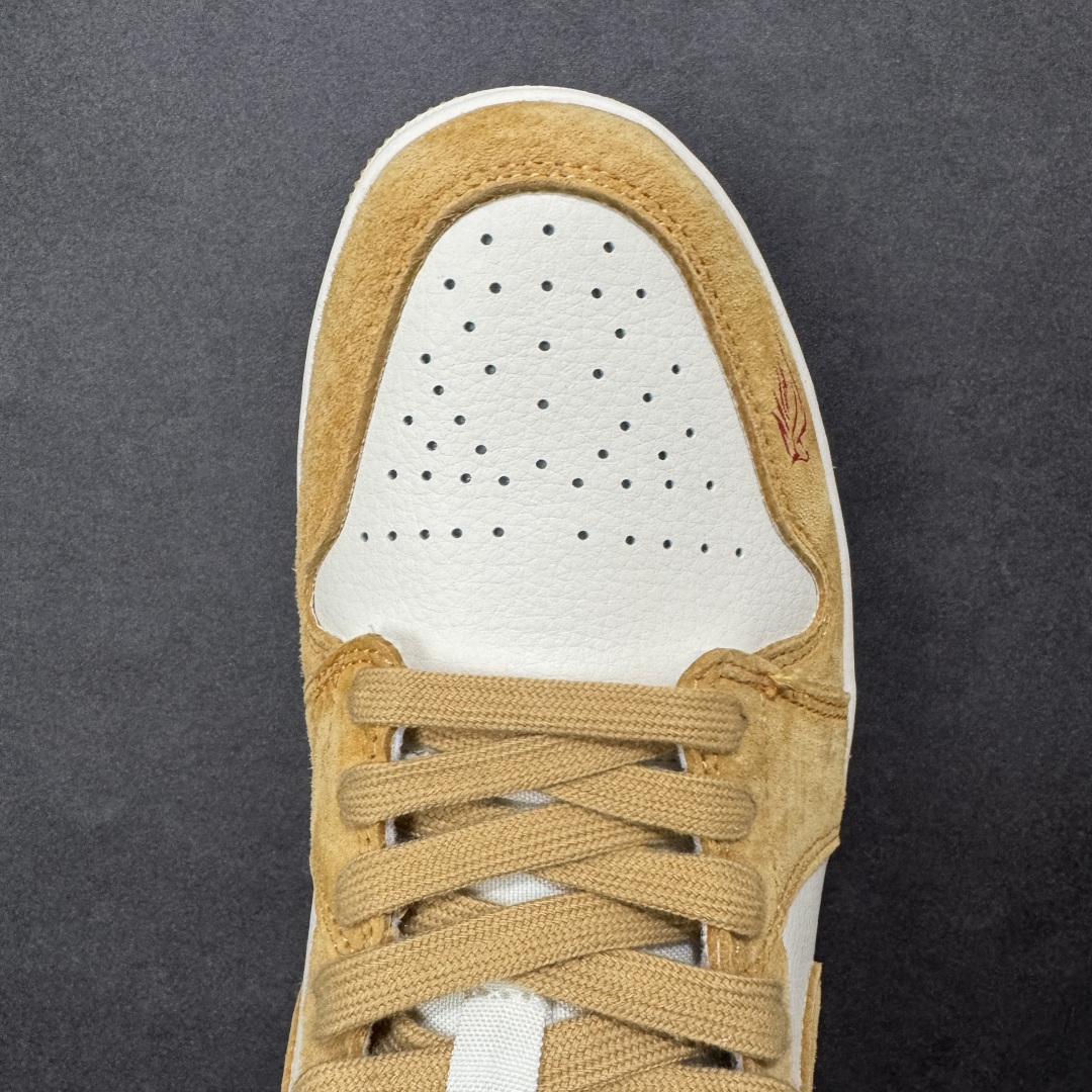 图片[8]-【定制版】2026新款定制限量发售高端定制Air Jordan 1 Low AJ1 乔1“马年限定联名——金棕麂皮” 鞋身刺绣骏马图腾+“马到功成”红绳挂饰，搭配萌趣小马挂件，新年氛围感拉满，招财金棕配色翻毛皮+荔枝纹皮革拼接，暖调金棕自带贵气，复古又吸睛 #定制鞋盒 高端定制 低帮休闲板鞋 定制鞋盒 大厂纯原品质出货 超高清洁度 皮料切割干净无任何毛边 细节完美 货号：DX6259-600 尺码：36 36.5 37.5 38 38.5 39 40 40.5 41 42 42.5 43 44 44.5 45-选品中心