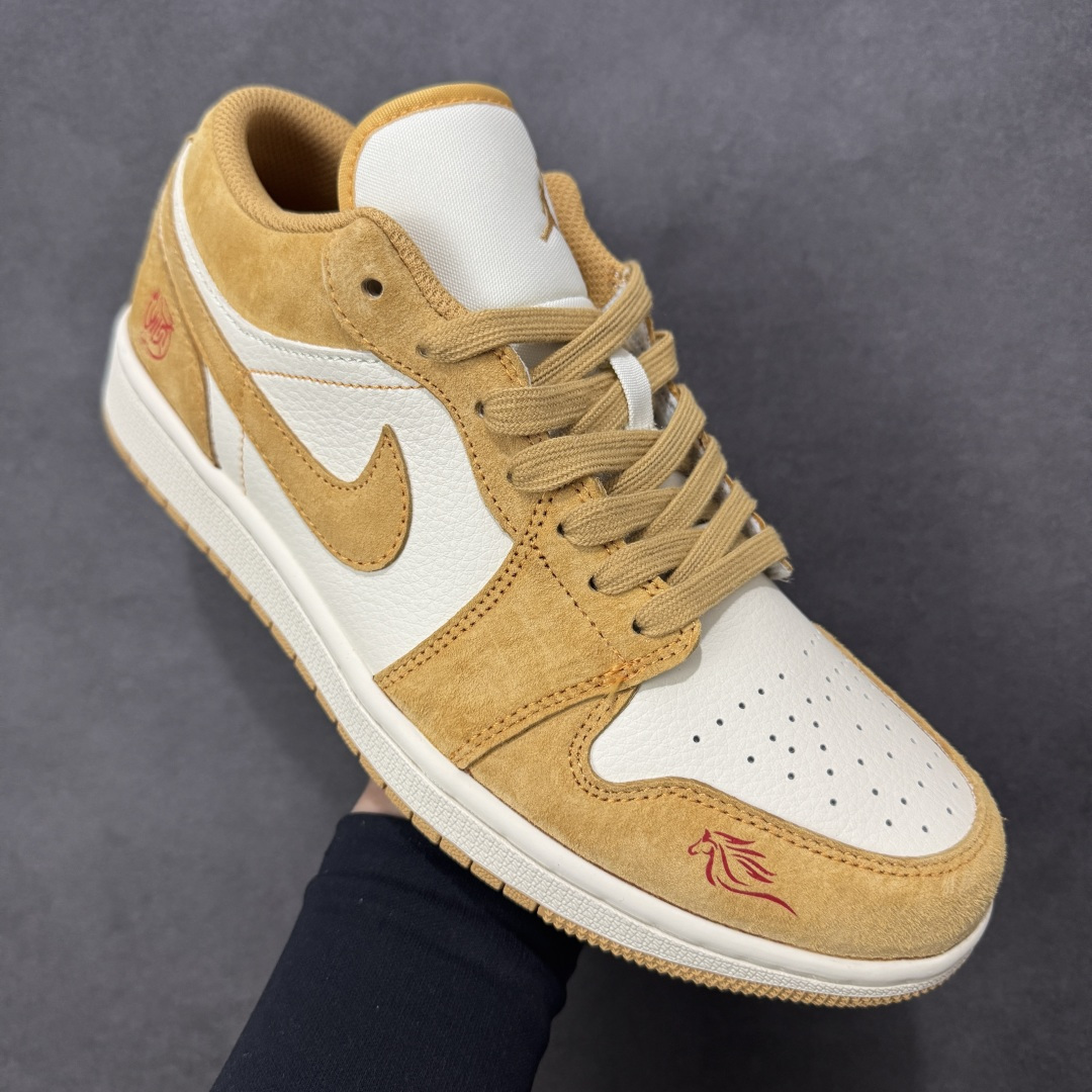 图片[3]-【定制版】2026新款定制限量发售高端定制Air Jordan 1 Low AJ1 乔1“马年限定联名——金棕麂皮” 鞋身刺绣骏马图腾+“马到功成”红绳挂饰，搭配萌趣小马挂件，新年氛围感拉满，招财金棕配色翻毛皮+荔枝纹皮革拼接，暖调金棕自带贵气，复古又吸睛 #定制鞋盒 高端定制 低帮休闲板鞋 定制鞋盒 大厂纯原品质出货 超高清洁度 皮料切割干净无任何毛边 细节完美 货号：DX6259-600 尺码：36 36.5 37.5 38 38.5 39 40 40.5 41 42 42.5 43 44 44.5 45-选品中心