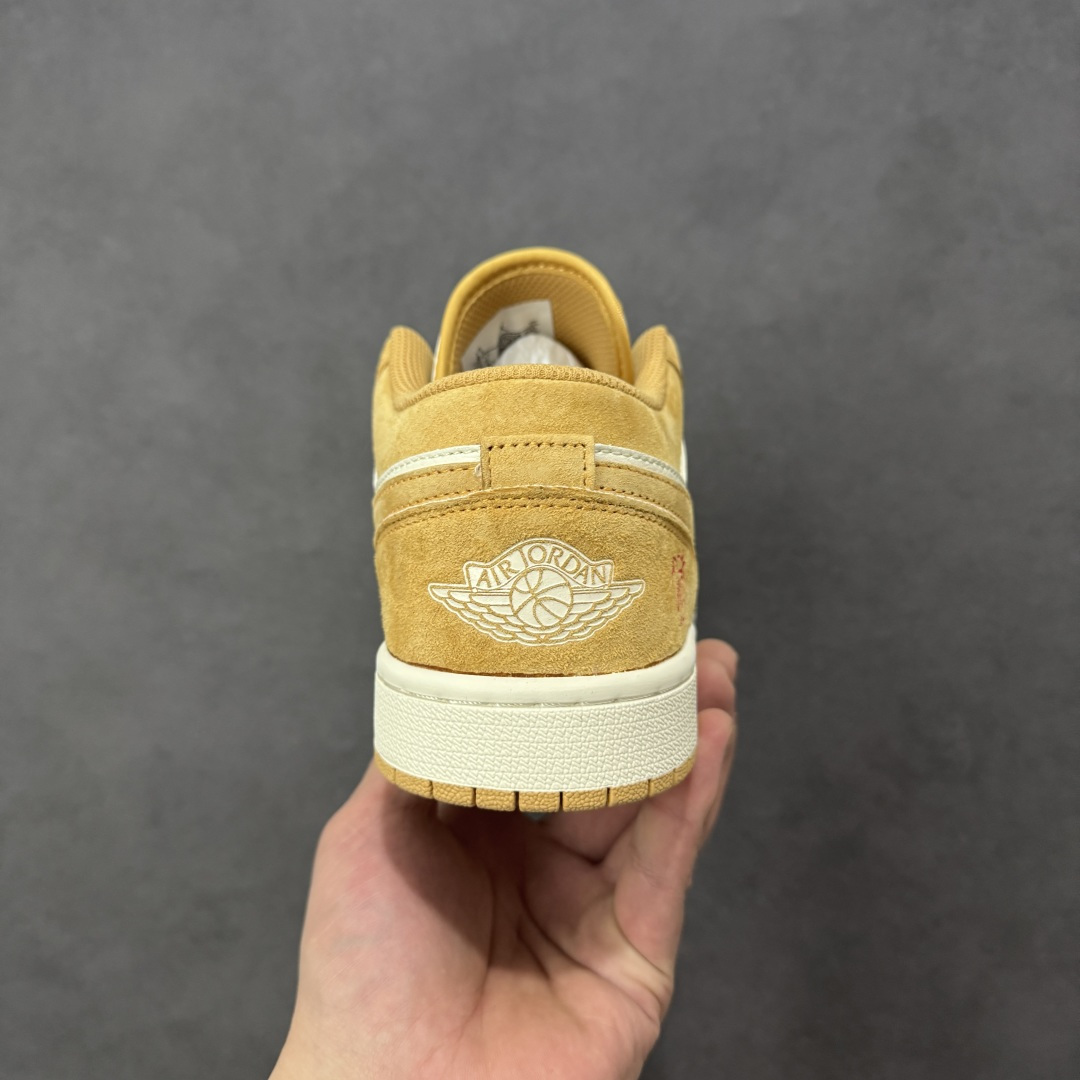 图片[4]-【定制版】2026新款定制限量发售高端定制Air Jordan 1 Low AJ1 乔1“马年限定联名——金棕麂皮” 鞋身刺绣骏马图腾+“马到功成”红绳挂饰，搭配萌趣小马挂件，新年氛围感拉满，招财金棕配色翻毛皮+荔枝纹皮革拼接，暖调金棕自带贵气，复古又吸睛 #定制鞋盒 高端定制 低帮休闲板鞋 定制鞋盒 大厂纯原品质出货 超高清洁度 皮料切割干净无任何毛边 细节完美 货号：DX6259-600 尺码：36 36.5 37.5 38 38.5 39 40 40.5 41 42 42.5 43 44 44.5 45-选品中心