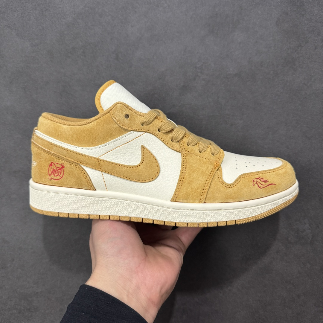 【定制版】2026新款定制限量发售高端定制Air Jordan 1 Low AJ1 乔1“马年限定联名------金棕麂皮” 鞋身刺绣骏马图腾+“马到功成”红绳挂饰，搭配萌趣小马挂件，新年氛围感拉满，招财金棕配色翻毛皮+荔枝纹皮革拼接，暖调金棕自带贵气，复古又吸睛 #定制鞋盒 高端定制 低帮休闲板鞋 定制鞋盒 大厂纯原品质出货 超高清洁度 皮料切割干净无任何毛边 细节完美 货号：DX6259-600 尺码：36 36.5 37.5 38 38.5 39 40 40.5 41 42 42.5 43 44 44.5 45-选品中心