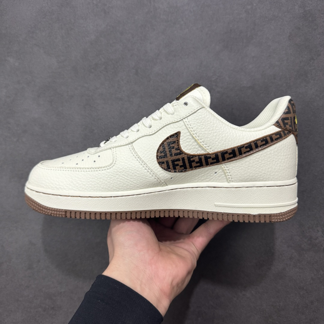 图片[2]-【定制版】公司级NIke Air Force 1 \’07 Low “芬迪联名–米棕老花” 空军一号低帮 运动鞋 休闲鞋 折边针车 工艺难度大 原楦头原纸板 高端定制鞋盒 原厂鞋底 超高清洁度 细节完美 货号：XY9025-019 尺码：36 36.5 37.5 38 38.5 39 40 40.5 41 42 42.5 43 44 44.5 45-选品中心