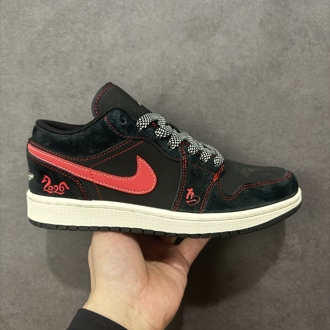 【定制版】2026新款定制限量发售高端定制Air Jordan 1 Low AJ1 乔1“马年限定联名------黑红”鞋身“2026”与奔马刺绣，鞋盒满印马纹，从里到外都是新年仪式感。黑色翻毛皮鞋面搭配红色亮面Swoosh，红色车线勾勒轮廓，复古又吸睛。 #定制鞋盒 高端定制 低帮休闲板鞋 定制鞋盒 大厂纯原品质出货 超高清洁度 皮料切割干净无任何毛边 细节完美 货号：DX6259-601 尺码：36 36.5 37.5 38 38.5 39 40 40.5 41 42 42.5 43 44 44.5 45-选品中心