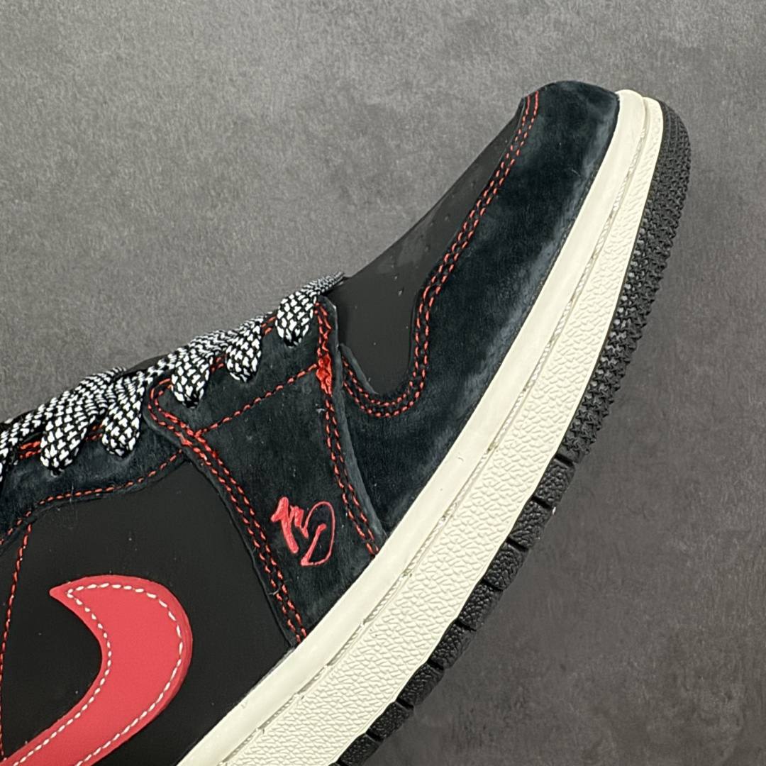 图片[5]-【定制版】2026新款定制限量发售高端定制Air Jordan 1 Low AJ1 乔1“马年限定联名——黑红”鞋身“2026”与奔马刺绣，鞋盒满印马纹，从里到外都是新年仪式感。黑色翻毛皮鞋面搭配红色亮面Swoosh，红色车线勾勒轮廓，复古又吸睛。 #定制鞋盒 高端定制 低帮休闲板鞋 定制鞋盒 大厂纯原品质出货 超高清洁度 皮料切割干净无任何毛边 细节完美 货号：DX6259-601 尺码：36 36.5 37.5 38 38.5 39 40 40.5 41 42 42.5 43 44 44.5 45-选品中心