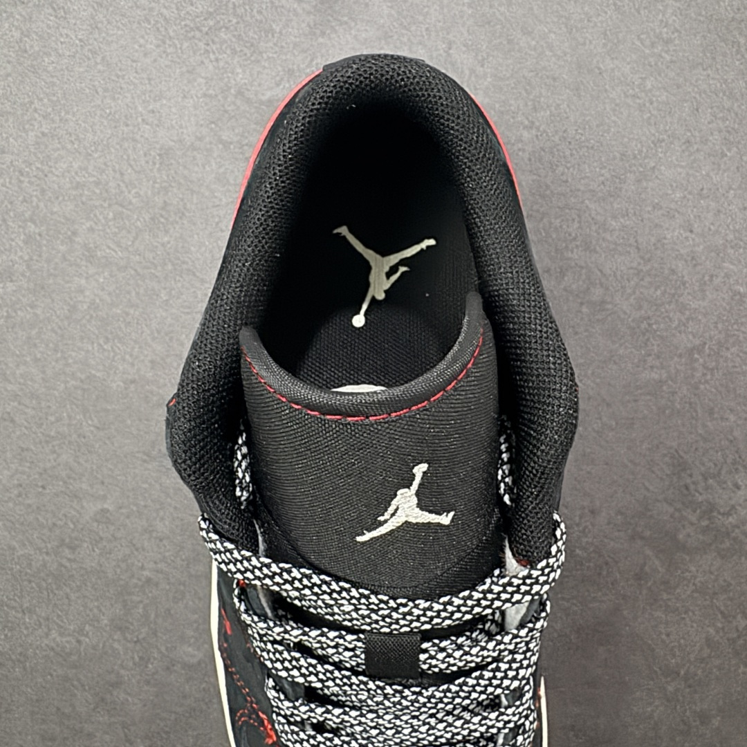 图片[7]-【定制版】2026新款定制限量发售高端定制Air Jordan 1 Low AJ1 乔1“马年限定联名——黑红”鞋身“2026”与奔马刺绣，鞋盒满印马纹，从里到外都是新年仪式感。黑色翻毛皮鞋面搭配红色亮面Swoosh，红色车线勾勒轮廓，复古又吸睛。 #定制鞋盒 高端定制 低帮休闲板鞋 定制鞋盒 大厂纯原品质出货 超高清洁度 皮料切割干净无任何毛边 细节完美 货号：DX6259-601 尺码：36 36.5 37.5 38 38.5 39 40 40.5 41 42 42.5 43 44 44.5 45-选品中心