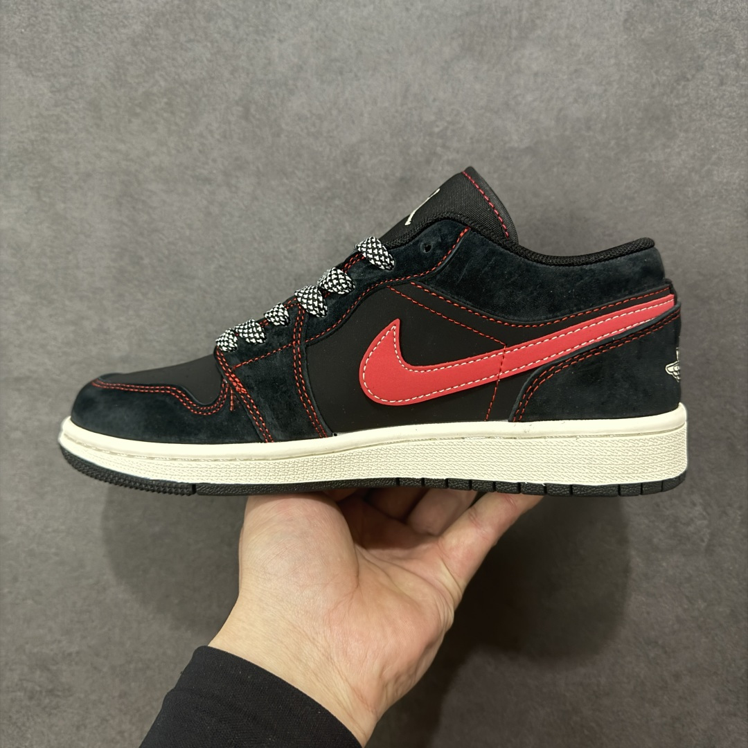图片[2]-【定制版】2026新款定制限量发售高端定制Air Jordan 1 Low AJ1 乔1“马年限定联名——黑红”鞋身“2026”与奔马刺绣，鞋盒满印马纹，从里到外都是新年仪式感。黑色翻毛皮鞋面搭配红色亮面Swoosh，红色车线勾勒轮廓，复古又吸睛。 #定制鞋盒 高端定制 低帮休闲板鞋 定制鞋盒 大厂纯原品质出货 超高清洁度 皮料切割干净无任何毛边 细节完美 货号：DX6259-601 尺码：36 36.5 37.5 38 38.5 39 40 40.5 41 42 42.5 43 44 44.5 45-选品中心