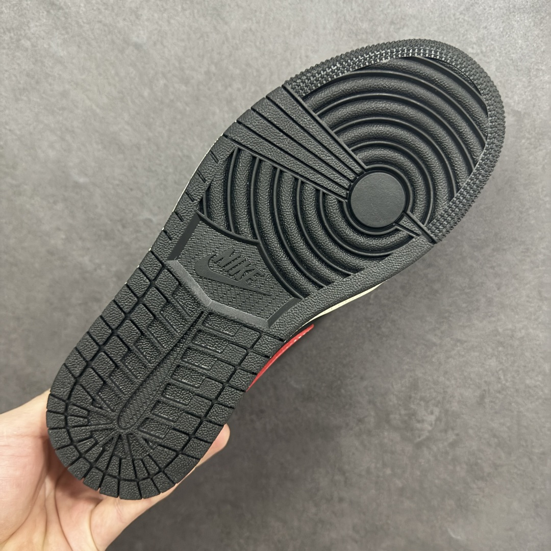 图片[9]-【定制版】2026新款定制限量发售高端定制Air Jordan 1 Low AJ1 乔1“马年限定联名——黑红”鞋身“2026”与奔马刺绣，鞋盒满印马纹，从里到外都是新年仪式感。黑色翻毛皮鞋面搭配红色亮面Swoosh，红色车线勾勒轮廓，复古又吸睛。 #定制鞋盒 高端定制 低帮休闲板鞋 定制鞋盒 大厂纯原品质出货 超高清洁度 皮料切割干净无任何毛边 细节完美 货号：DX6259-601 尺码：36 36.5 37.5 38 38.5 39 40 40.5 41 42 42.5 43 44 44.5 45-选品中心