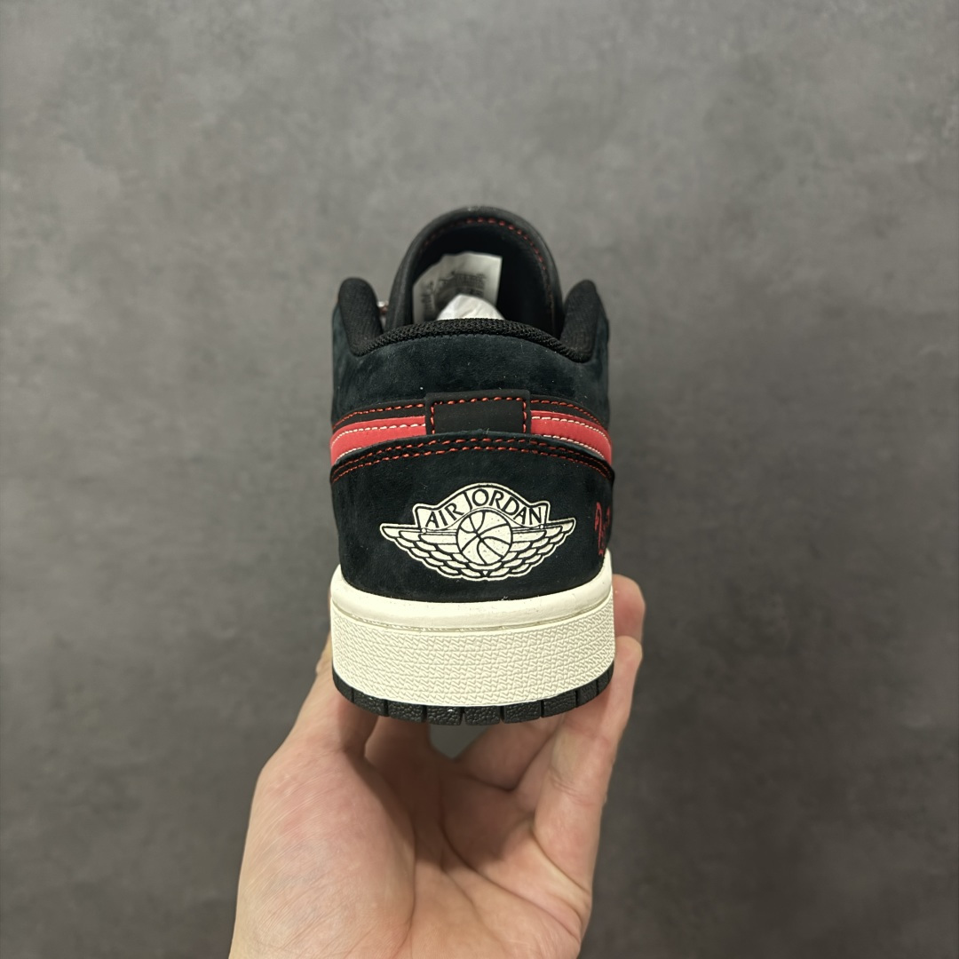 图片[4]-【定制版】2026新款定制限量发售高端定制Air Jordan 1 Low AJ1 乔1“马年限定联名——黑红”鞋身“2026”与奔马刺绣，鞋盒满印马纹，从里到外都是新年仪式感。黑色翻毛皮鞋面搭配红色亮面Swoosh，红色车线勾勒轮廓，复古又吸睛。 #定制鞋盒 高端定制 低帮休闲板鞋 定制鞋盒 大厂纯原品质出货 超高清洁度 皮料切割干净无任何毛边 细节完美 货号：DX6259-601 尺码：36 36.5 37.5 38 38.5 39 40 40.5 41 42 42.5 43 44 44.5 45-选品中心