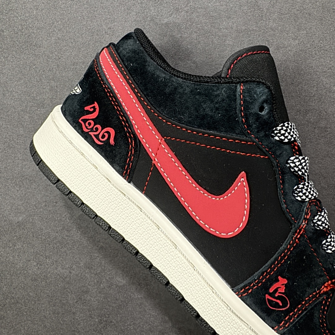 图片[6]-【定制版】2026新款定制限量发售高端定制Air Jordan 1 Low AJ1 乔1“马年限定联名——黑红”鞋身“2026”与奔马刺绣，鞋盒满印马纹，从里到外都是新年仪式感。黑色翻毛皮鞋面搭配红色亮面Swoosh，红色车线勾勒轮廓，复古又吸睛。 #定制鞋盒 高端定制 低帮休闲板鞋 定制鞋盒 大厂纯原品质出货 超高清洁度 皮料切割干净无任何毛边 细节完美 货号：DX6259-601 尺码：36 36.5 37.5 38 38.5 39 40 40.5 41 42 42.5 43 44 44.5 45-选品中心