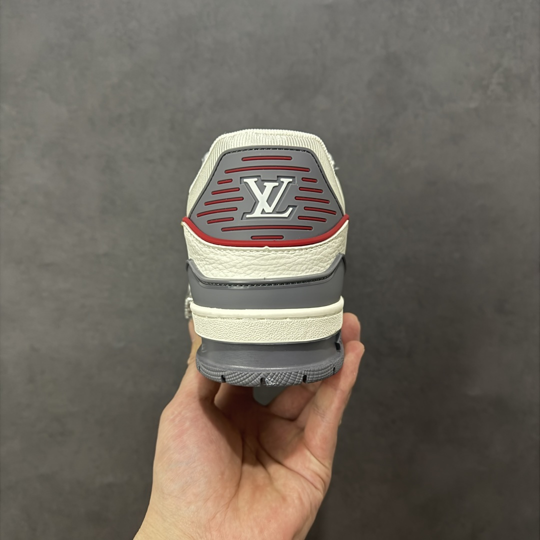 图片[4]-【纯原版】中国红礼盒 Louis Vuitton Trainer 路易威登LV 低帮 马年限定 白金色 驴牌圆头字母签名皮革低邦时尚板鞋运动鞋系列 采用圆头系带设计，简约大方，清新又不失奢华感，独特造型轻松吸引众人目光。鞋面由顶级材质精心打造，质感细腻柔软，彰显卓越品质；作为男装艺术总监Virgil Abloh的挚爱作品，LV Trainer运动鞋此次取材MonogramL压纹小牛皮，搭配点缀Monograma花卉的创新注胶外底。 原楦原纸版开模，鞋型立体饱满 零毛边、零溢胶、零线头瑕疵 细节与原版一致 区分市面通货 多层叠片＋电脑针车，针距密度一致 Monogram浮雕＋3D高频压纹 多密度发泡中底：支撑回弹媲美专柜 原装橡胶大底：含胶量高、纹路深、双拼接零偏差 ZP级原装包装：专柜款鞋盒＋防尘袋＋说明书 货号：AE5U3BM161N355 尺码：36 37 38 39 40 41 42 43 44 45-选品中心