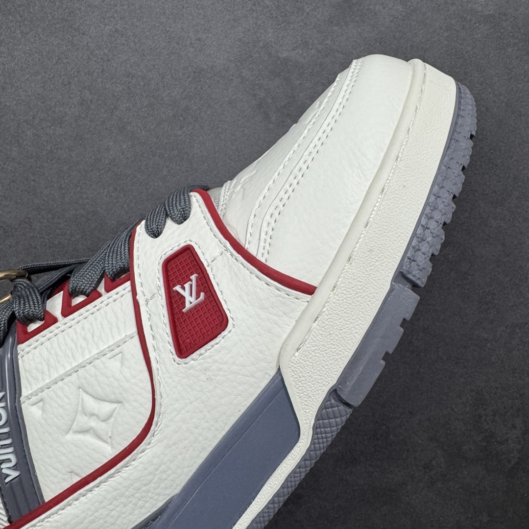 图片[5]-【纯原版】中国红礼盒 Louis Vuitton Trainer 路易威登LV 低帮 马年限定 白金色 驴牌圆头字母签名皮革低邦时尚板鞋运动鞋系列 采用圆头系带设计，简约大方，清新又不失奢华感，独特造型轻松吸引众人目光。鞋面由顶级材质精心打造，质感细腻柔软，彰显卓越品质；作为男装艺术总监Virgil Abloh的挚爱作品，LV Trainer运动鞋此次取材MonogramL压纹小牛皮，搭配点缀Monograma花卉的创新注胶外底。 原楦原纸版开模，鞋型立体饱满 零毛边、零溢胶、零线头瑕疵 细节与原版一致 区分市面通货 多层叠片＋电脑针车，针距密度一致 Monogram浮雕＋3D高频压纹 多密度发泡中底：支撑回弹媲美专柜 原装橡胶大底：含胶量高、纹路深、双拼接零偏差 ZP级原装包装：专柜款鞋盒＋防尘袋＋说明书 货号：AE5U3BM161N355 尺码：36 37 38 39 40 41 42 43 44 45-选品中心