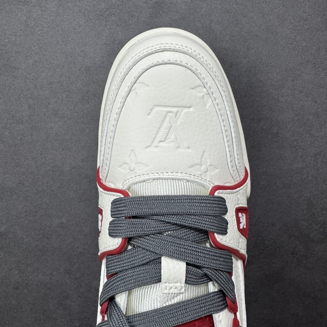 图片[8]-【纯原版】中国红礼盒 Louis Vuitton Trainer 路易威登LV 低帮 马年限定 白金色 驴牌圆头字母签名皮革低邦时尚板鞋运动鞋系列 采用圆头系带设计，简约大方，清新又不失奢华感，独特造型轻松吸引众人目光。鞋面由顶级材质精心打造，质感细腻柔软，彰显卓越品质；作为男装艺术总监Virgil Abloh的挚爱作品，LV Trainer运动鞋此次取材MonogramL压纹小牛皮，搭配点缀Monograma花卉的创新注胶外底。 原楦原纸版开模，鞋型立体饱满 零毛边、零溢胶、零线头瑕疵 细节与原版一致 区分市面通货 多层叠片＋电脑针车，针距密度一致 Monogram浮雕＋3D高频压纹 多密度发泡中底：支撑回弹媲美专柜 原装橡胶大底：含胶量高、纹路深、双拼接零偏差 ZP级原装包装：专柜款鞋盒＋防尘袋＋说明书 货号：AE5U3BM161N355 尺码：36 37 38 39 40 41 42 43 44 45-选品中心