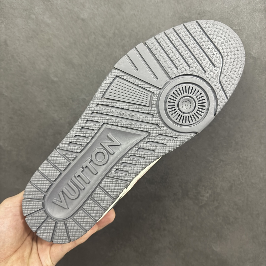 图片[9]-【纯原版】中国红礼盒 Louis Vuitton Trainer 路易威登LV 低帮 马年限定 白金色 驴牌圆头字母签名皮革低邦时尚板鞋运动鞋系列 采用圆头系带设计，简约大方，清新又不失奢华感，独特造型轻松吸引众人目光。鞋面由顶级材质精心打造，质感细腻柔软，彰显卓越品质；作为男装艺术总监Virgil Abloh的挚爱作品，LV Trainer运动鞋此次取材MonogramL压纹小牛皮，搭配点缀Monograma花卉的创新注胶外底。 原楦原纸版开模，鞋型立体饱满 零毛边、零溢胶、零线头瑕疵 细节与原版一致 区分市面通货 多层叠片＋电脑针车，针距密度一致 Monogram浮雕＋3D高频压纹 多密度发泡中底：支撑回弹媲美专柜 原装橡胶大底：含胶量高、纹路深、双拼接零偏差 ZP级原装包装：专柜款鞋盒＋防尘袋＋说明书 货号：AE5U3BM161N355 尺码：36 37 38 39 40 41 42 43 44 45-选品中心