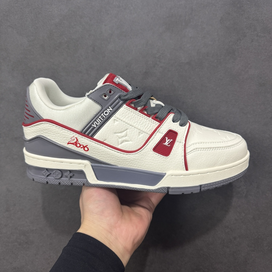 【纯原版】中国红礼盒 Louis Vuitton Trainer 路易威登LV 低帮 马年限定 白金色 驴牌圆头字母签名皮革低邦时尚板鞋运动鞋系列 采用圆头系带设计，简约大方，清新又不失奢华感，独特造型轻松吸引众人目光。鞋面由顶级材质精心打造，质感细腻柔软，彰显卓越品质；作为男装艺术总监Virgil Abloh的挚爱作品，LV Trainer运动鞋此次取材MonogramL压纹小牛皮，搭配点缀Monograma花卉的创新注胶外底。 原楦原纸版开模，鞋型立体饱满 零毛边、零溢胶、零线头瑕疵 细节与原版一致 区分市面通货 多层叠片＋电脑针车，针距密度一致 Monogram浮雕＋3D高频压纹 多密度发泡中底：支撑回弹媲美专柜 原装橡胶大底：含胶量高、纹路深、双拼接零偏差 ZP级原装包装：专柜款鞋盒＋防尘袋＋说明书 货号：AE5U3BM161N355 尺码：36 37 38 39 40 41 42 43 44 45-选品中心
