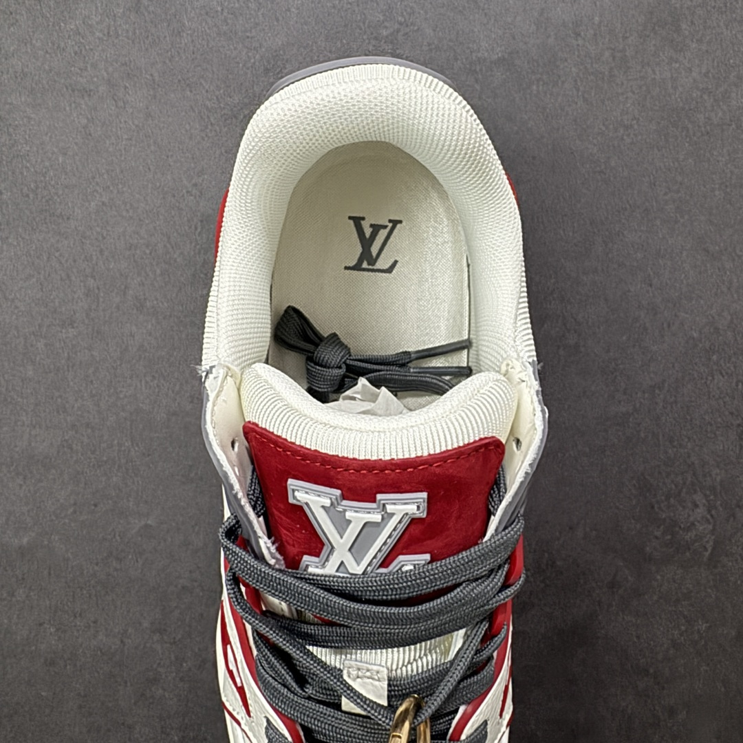 图片[7]-【纯原版】中国红礼盒 Louis Vuitton Trainer 路易威登LV 低帮 马年限定 白金色 驴牌圆头字母签名皮革低邦时尚板鞋运动鞋系列 采用圆头系带设计，简约大方，清新又不失奢华感，独特造型轻松吸引众人目光。鞋面由顶级材质精心打造，质感细腻柔软，彰显卓越品质；作为男装艺术总监Virgil Abloh的挚爱作品，LV Trainer运动鞋此次取材MonogramL压纹小牛皮，搭配点缀Monograma花卉的创新注胶外底。 原楦原纸版开模，鞋型立体饱满 零毛边、零溢胶、零线头瑕疵 细节与原版一致 区分市面通货 多层叠片＋电脑针车，针距密度一致 Monogram浮雕＋3D高频压纹 多密度发泡中底：支撑回弹媲美专柜 原装橡胶大底：含胶量高、纹路深、双拼接零偏差 ZP级原装包装：专柜款鞋盒＋防尘袋＋说明书 货号：AE5U3BM161N355 尺码：36 37 38 39 40 41 42 43 44 45-选品中心