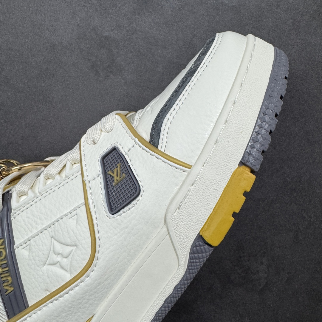 图片[5]-【纯原版】中国红礼盒 Louis Vuitton Trainer 路易威登LV 低帮 马年限定 白金色 驴牌圆头字母签名皮革低邦时尚板鞋运动鞋系列 采用圆头系带设计，简约大方，清新又不失奢华感，独特造型轻松吸引众人目光。鞋面由顶级材质精心打造，质感细腻柔软，彰显卓越品质；作为男装艺术总监Virgil Abloh的挚爱作品，LV Trainer运动鞋此次取材MonogramL压纹小牛皮，搭配点缀Monograma花卉的创新注胶外底。 原楦原纸版开模，鞋型立体饱满 零毛边、零溢胶、零线头瑕疵 细节与原版一致 区分市面通货 多层叠片＋电脑针车，针距密度一致 Monogram浮雕＋3D高频压纹 多密度发泡中底：支撑回弹媲美专柜 原装橡胶大底：含胶量高、纹路深、双拼接零偏差 ZP级原装包装：专柜款鞋盒＋防尘袋＋说明书 货号：AE5U3BM161N355 尺码：36 37 38 39 40 41 42 43 44 45-选品中心