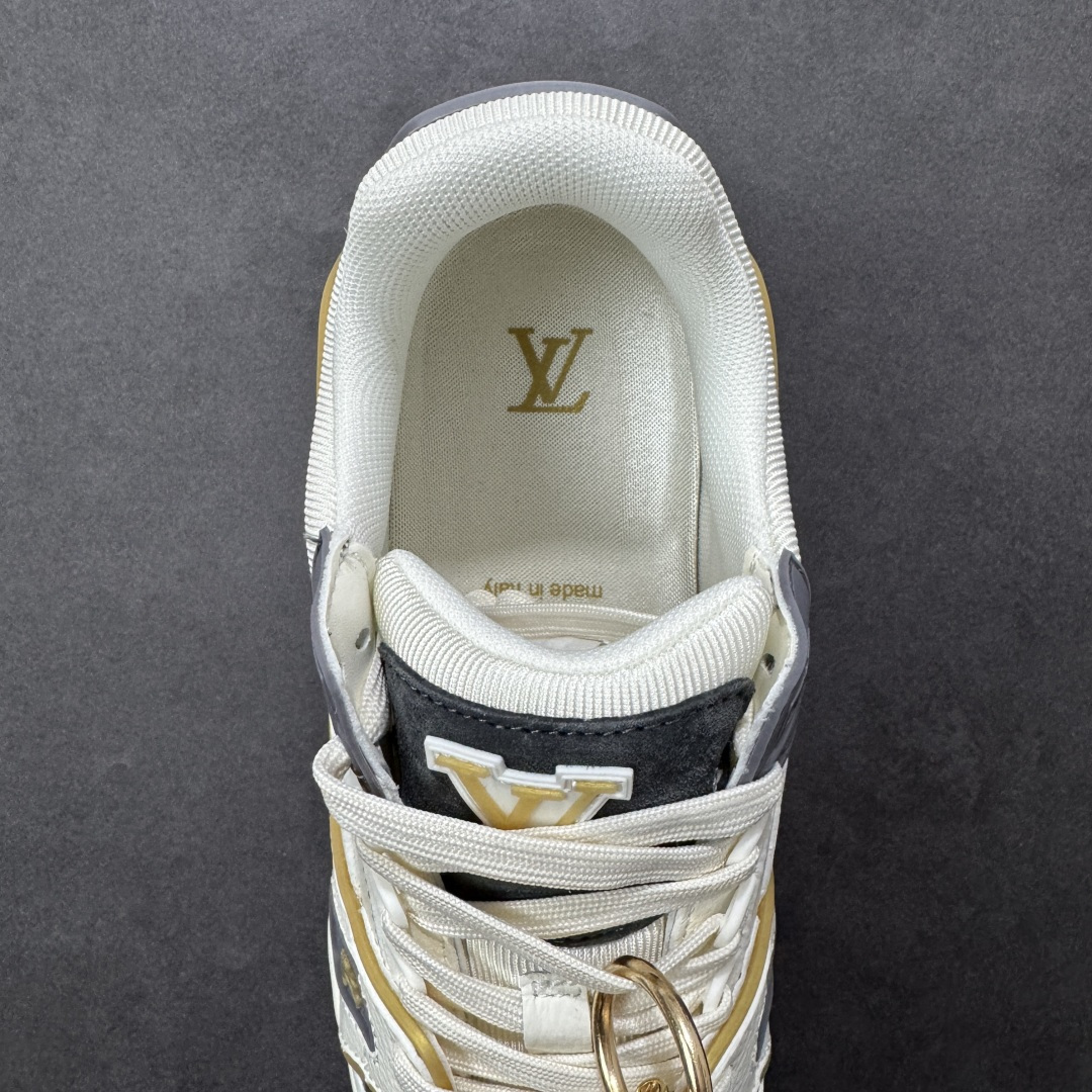 图片[7]-【纯原版】中国红礼盒 Louis Vuitton Trainer 路易威登LV 低帮 马年限定 白金色 驴牌圆头字母签名皮革低邦时尚板鞋运动鞋系列 采用圆头系带设计，简约大方，清新又不失奢华感，独特造型轻松吸引众人目光。鞋面由顶级材质精心打造，质感细腻柔软，彰显卓越品质；作为男装艺术总监Virgil Abloh的挚爱作品，LV Trainer运动鞋此次取材MonogramL压纹小牛皮，搭配点缀Monograma花卉的创新注胶外底。 原楦原纸版开模，鞋型立体饱满 零毛边、零溢胶、零线头瑕疵 细节与原版一致 区分市面通货 多层叠片＋电脑针车，针距密度一致 Monogram浮雕＋3D高频压纹 多密度发泡中底：支撑回弹媲美专柜 原装橡胶大底：含胶量高、纹路深、双拼接零偏差 ZP级原装包装：专柜款鞋盒＋防尘袋＋说明书 货号：AE5U3BM161N355 尺码：36 37 38 39 40 41 42 43 44 45-选品中心