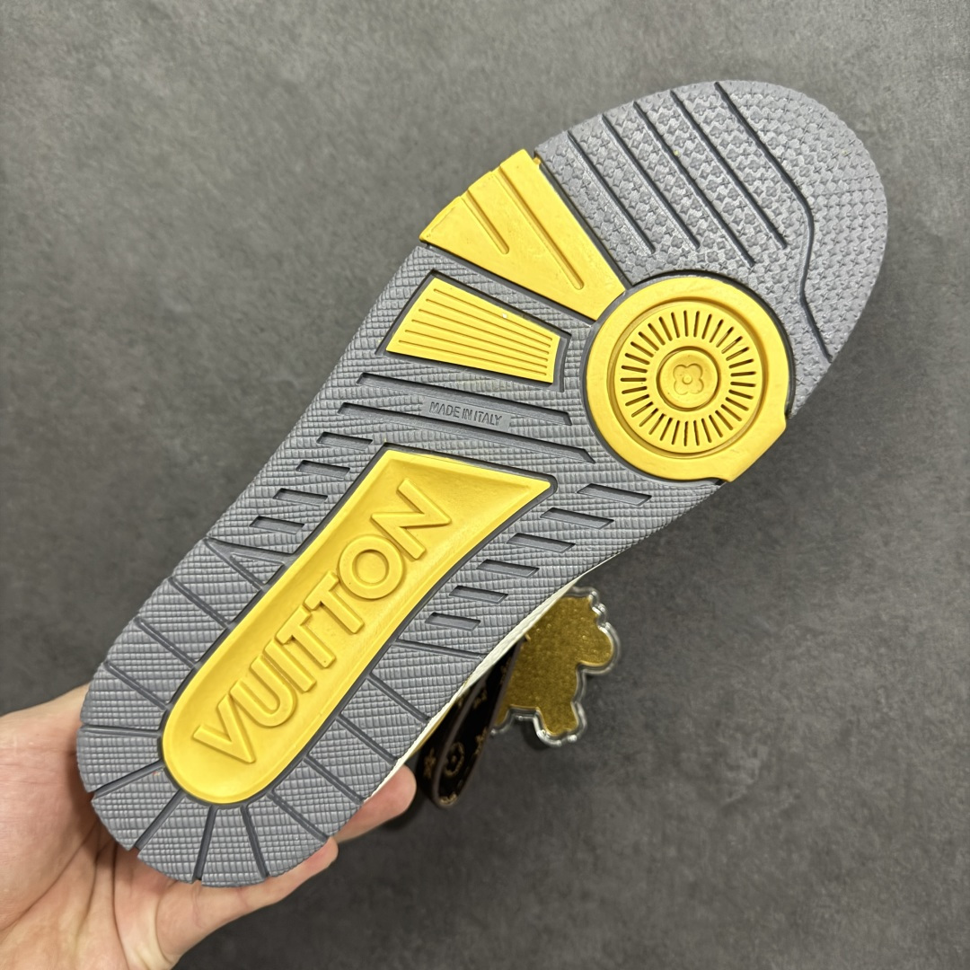 图片[9]-【纯原版】中国红礼盒 Louis Vuitton Trainer 路易威登LV 低帮 马年限定 白金色 驴牌圆头字母签名皮革低邦时尚板鞋运动鞋系列 采用圆头系带设计，简约大方，清新又不失奢华感，独特造型轻松吸引众人目光。鞋面由顶级材质精心打造，质感细腻柔软，彰显卓越品质；作为男装艺术总监Virgil Abloh的挚爱作品，LV Trainer运动鞋此次取材MonogramL压纹小牛皮，搭配点缀Monograma花卉的创新注胶外底。 原楦原纸版开模，鞋型立体饱满 零毛边、零溢胶、零线头瑕疵 细节与原版一致 区分市面通货 多层叠片＋电脑针车，针距密度一致 Monogram浮雕＋3D高频压纹 多密度发泡中底：支撑回弹媲美专柜 原装橡胶大底：含胶量高、纹路深、双拼接零偏差 ZP级原装包装：专柜款鞋盒＋防尘袋＋说明书 货号：AE5U3BM161N355 尺码：36 37 38 39 40 41 42 43 44 45-选品中心