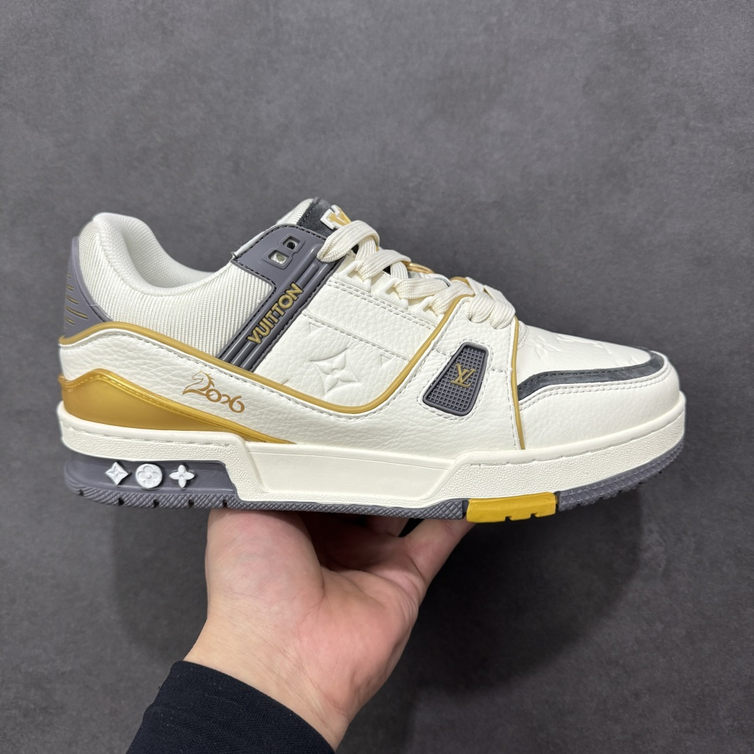 【纯原版】中国红礼盒 Louis Vuitton Trainer 路易威登LV 低帮 马年限定 白金色 驴牌圆头字母签名皮革低邦时尚板鞋运动鞋系列 采用圆头系带设计，简约大方，清新又不失奢华感，独特造型轻松吸引众人目光。鞋面由顶级材质精心打造，质感细腻柔软，彰显卓越品质；作为男装艺术总监Virgil Abloh的挚爱作品，LV Trainer运动鞋此次取材MonogramL压纹小牛皮，搭配点缀Monograma花卉的创新注胶外底。 原楦原纸版开模，鞋型立体饱满 零毛边、零溢胶、零线头瑕疵 细节与原版一致 区分市面通货 多层叠片＋电脑针车，针距密度一致 Monogram浮雕＋3D高频压纹 多密度发泡中底：支撑回弹媲美专柜 原装橡胶大底：含胶量高、纹路深、双拼接零偏差 ZP级原装包装：专柜款鞋盒＋防尘袋＋说明书 货号：AE5U3BM161N355 尺码：36 37 38 39 40 41 42 43 44 45-选品中心