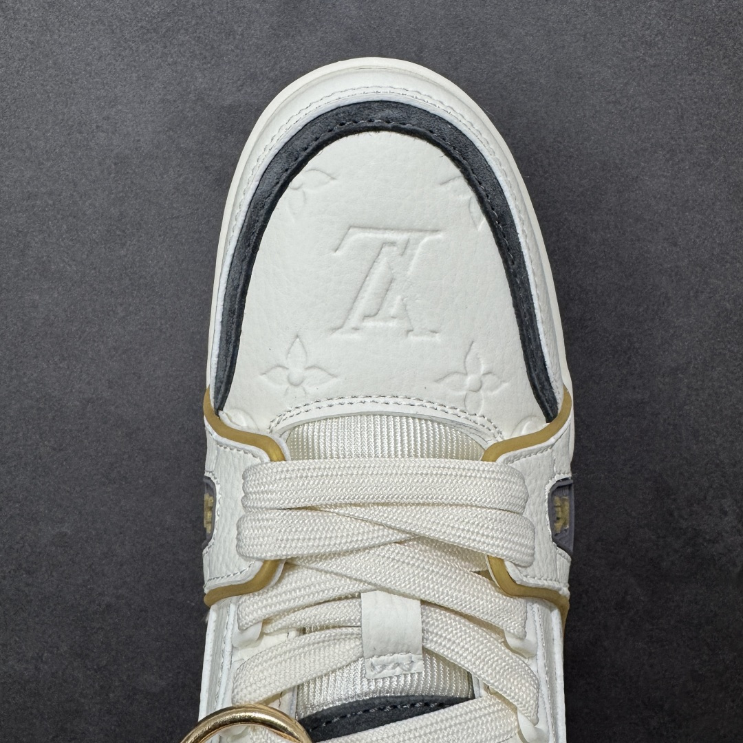 图片[8]-【纯原版】中国红礼盒 Louis Vuitton Trainer 路易威登LV 低帮 马年限定 白金色 驴牌圆头字母签名皮革低邦时尚板鞋运动鞋系列 采用圆头系带设计，简约大方，清新又不失奢华感，独特造型轻松吸引众人目光。鞋面由顶级材质精心打造，质感细腻柔软，彰显卓越品质；作为男装艺术总监Virgil Abloh的挚爱作品，LV Trainer运动鞋此次取材MonogramL压纹小牛皮，搭配点缀Monograma花卉的创新注胶外底。 原楦原纸版开模，鞋型立体饱满 零毛边、零溢胶、零线头瑕疵 细节与原版一致 区分市面通货 多层叠片＋电脑针车，针距密度一致 Monogram浮雕＋3D高频压纹 多密度发泡中底：支撑回弹媲美专柜 原装橡胶大底：含胶量高、纹路深、双拼接零偏差 ZP级原装包装：专柜款鞋盒＋防尘袋＋说明书 货号：AE5U3BM161N355 尺码：36 37 38 39 40 41 42 43 44 45-选品中心