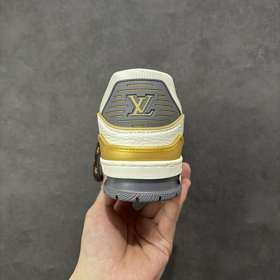 图片[4]-【纯原版】中国红礼盒 Louis Vuitton Trainer 路易威登LV 低帮 马年限定 白金色 驴牌圆头字母签名皮革低邦时尚板鞋运动鞋系列 采用圆头系带设计，简约大方，清新又不失奢华感，独特造型轻松吸引众人目光。鞋面由顶级材质精心打造，质感细腻柔软，彰显卓越品质；作为男装艺术总监Virgil Abloh的挚爱作品，LV Trainer运动鞋此次取材MonogramL压纹小牛皮，搭配点缀Monograma花卉的创新注胶外底。 原楦原纸版开模，鞋型立体饱满 零毛边、零溢胶、零线头瑕疵 细节与原版一致 区分市面通货 多层叠片＋电脑针车，针距密度一致 Monogram浮雕＋3D高频压纹 多密度发泡中底：支撑回弹媲美专柜 原装橡胶大底：含胶量高、纹路深、双拼接零偏差 ZP级原装包装：专柜款鞋盒＋防尘袋＋说明书 货号：AE5U3BM161N355 尺码：36 37 38 39 40 41 42 43 44 45-选品中心
