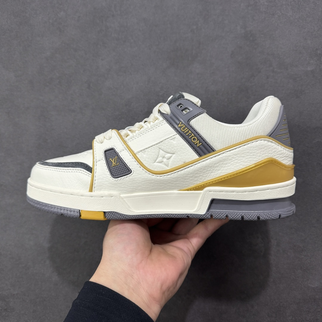 图片[2]-【纯原版】中国红礼盒 Louis Vuitton Trainer 路易威登LV 低帮 马年限定 白金色 驴牌圆头字母签名皮革低邦时尚板鞋运动鞋系列 采用圆头系带设计，简约大方，清新又不失奢华感，独特造型轻松吸引众人目光。鞋面由顶级材质精心打造，质感细腻柔软，彰显卓越品质；作为男装艺术总监Virgil Abloh的挚爱作品，LV Trainer运动鞋此次取材MonogramL压纹小牛皮，搭配点缀Monograma花卉的创新注胶外底。 原楦原纸版开模，鞋型立体饱满 零毛边、零溢胶、零线头瑕疵 细节与原版一致 区分市面通货 多层叠片＋电脑针车，针距密度一致 Monogram浮雕＋3D高频压纹 多密度发泡中底：支撑回弹媲美专柜 原装橡胶大底：含胶量高、纹路深、双拼接零偏差 ZP级原装包装：专柜款鞋盒＋防尘袋＋说明书 货号：AE5U3BM161N355 尺码：36 37 38 39 40 41 42 43 44 45-选品中心