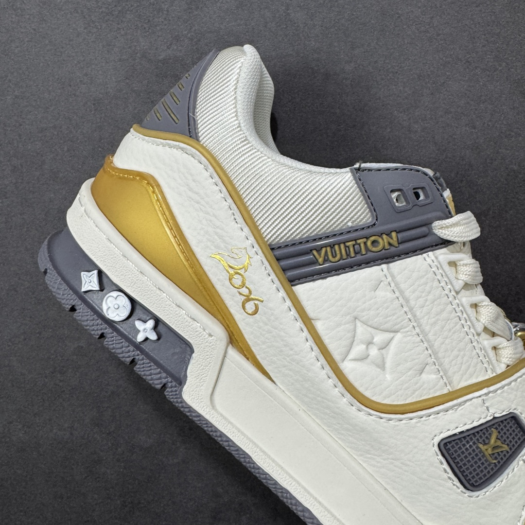 图片[6]-【纯原版】中国红礼盒 Louis Vuitton Trainer 路易威登LV 低帮 马年限定 白金色 驴牌圆头字母签名皮革低邦时尚板鞋运动鞋系列 采用圆头系带设计，简约大方，清新又不失奢华感，独特造型轻松吸引众人目光。鞋面由顶级材质精心打造，质感细腻柔软，彰显卓越品质；作为男装艺术总监Virgil Abloh的挚爱作品，LV Trainer运动鞋此次取材MonogramL压纹小牛皮，搭配点缀Monograma花卉的创新注胶外底。 原楦原纸版开模，鞋型立体饱满 零毛边、零溢胶、零线头瑕疵 细节与原版一致 区分市面通货 多层叠片＋电脑针车，针距密度一致 Monogram浮雕＋3D高频压纹 多密度发泡中底：支撑回弹媲美专柜 原装橡胶大底：含胶量高、纹路深、双拼接零偏差 ZP级原装包装：专柜款鞋盒＋防尘袋＋说明书 货号：AE5U3BM161N355 尺码：36 37 38 39 40 41 42 43 44 45-选品中心